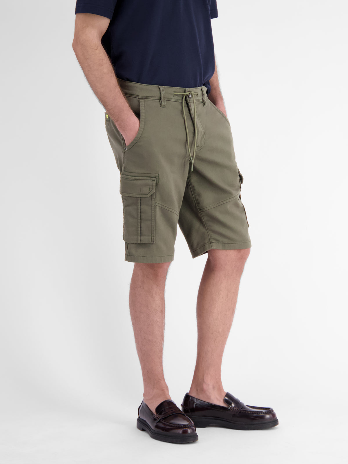 Maskuline Cargo-Bermuda mit Tunnelzug und Gürtelschlaufen - Cargo Shorts