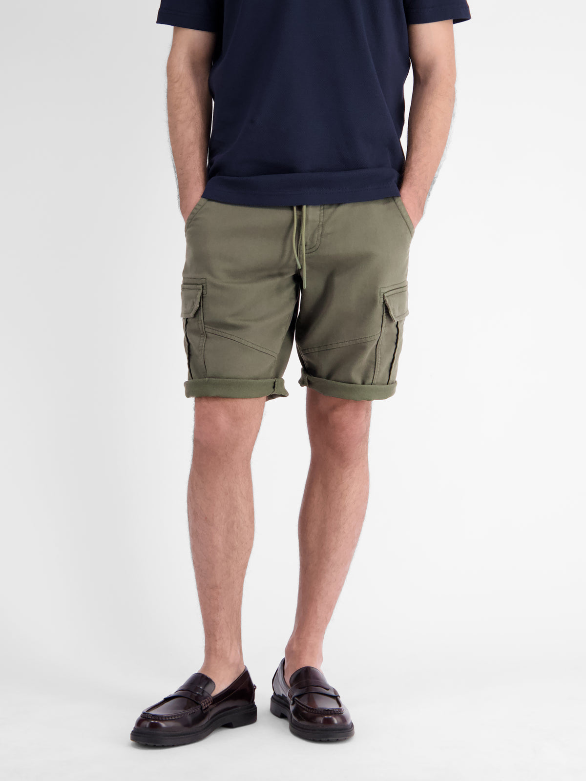 Maskuline Cargo-Bermuda mit Tunnelzug und Gürtelschlaufen - Cargo Shorts