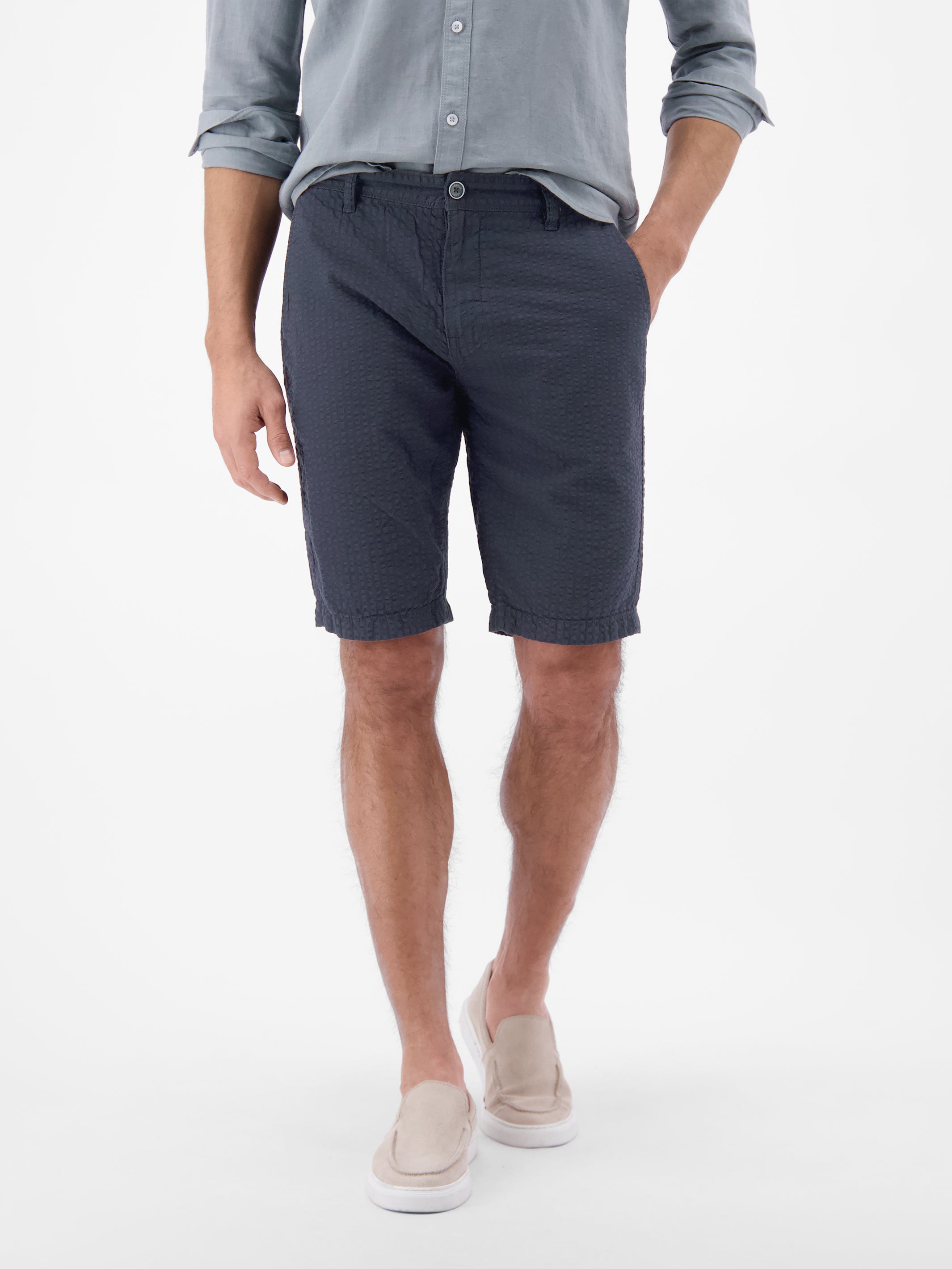 Chino-Shorts aus Baumwolle in leichter Seersucker-Qualität - Chino Shorts