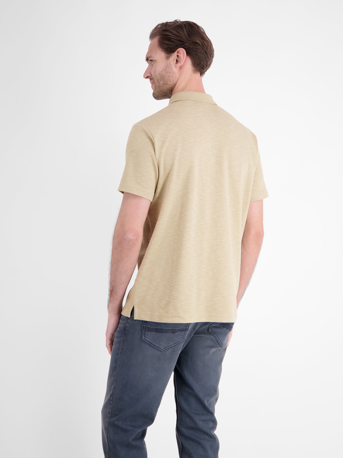 Poloshirt in trendigen Farben mit Flachstrickkragen