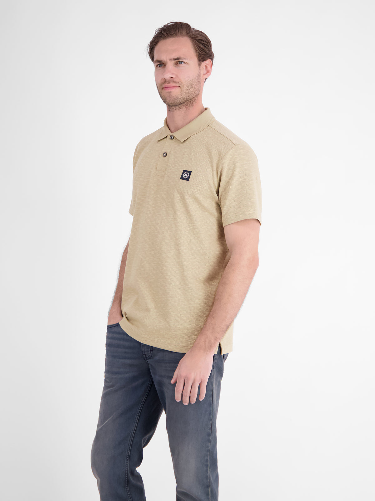 Poloshirt in trendigen Farben mit Flachstrickkragen