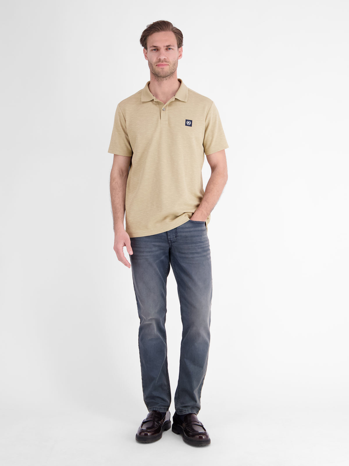 Poloshirt in trendigen Farben mit Flachstrickkragen