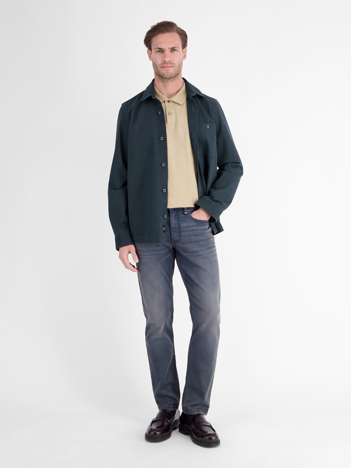 Poloshirt in trendigen Farben mit Flachstrickkragen