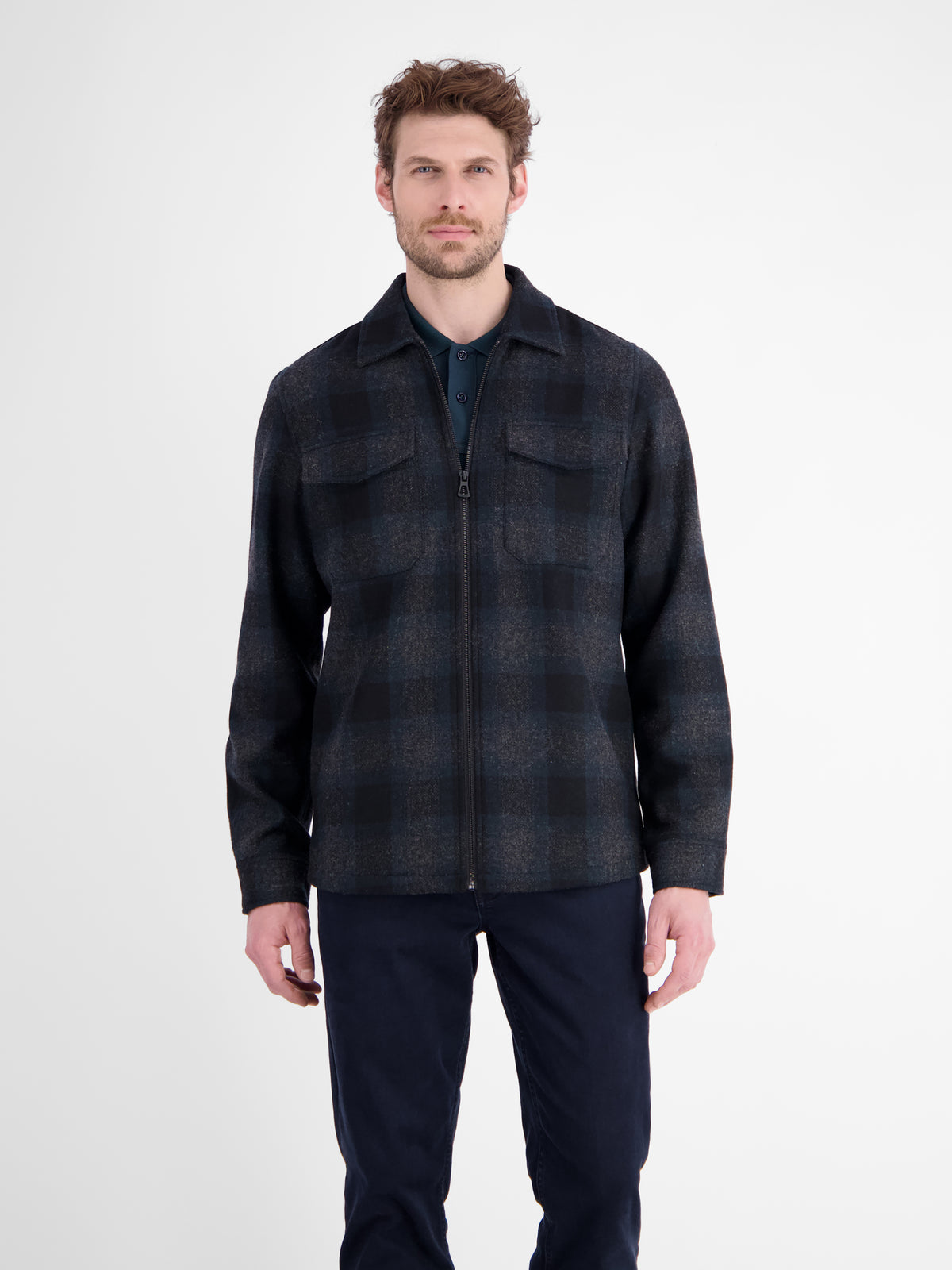 Sporty plaid shirt with chest pockets and zip fastening