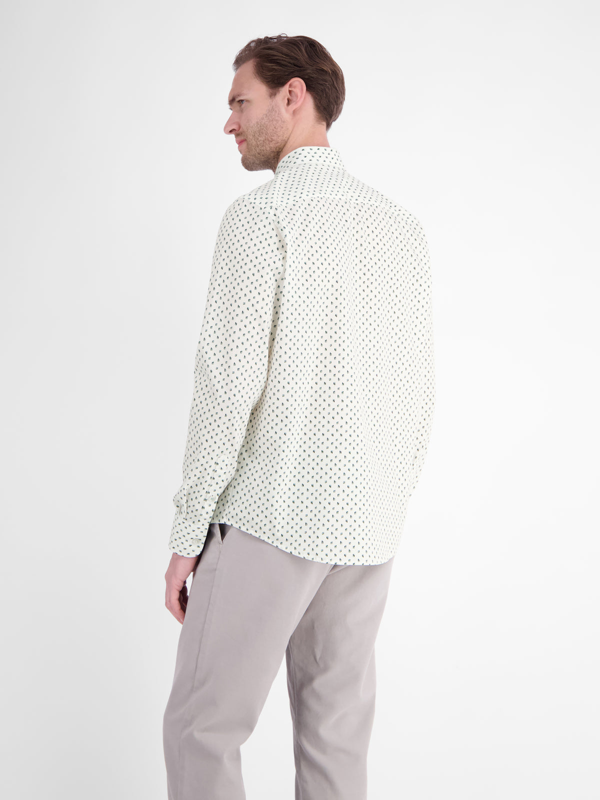 Men's sporty shirt with a trendy minimal print