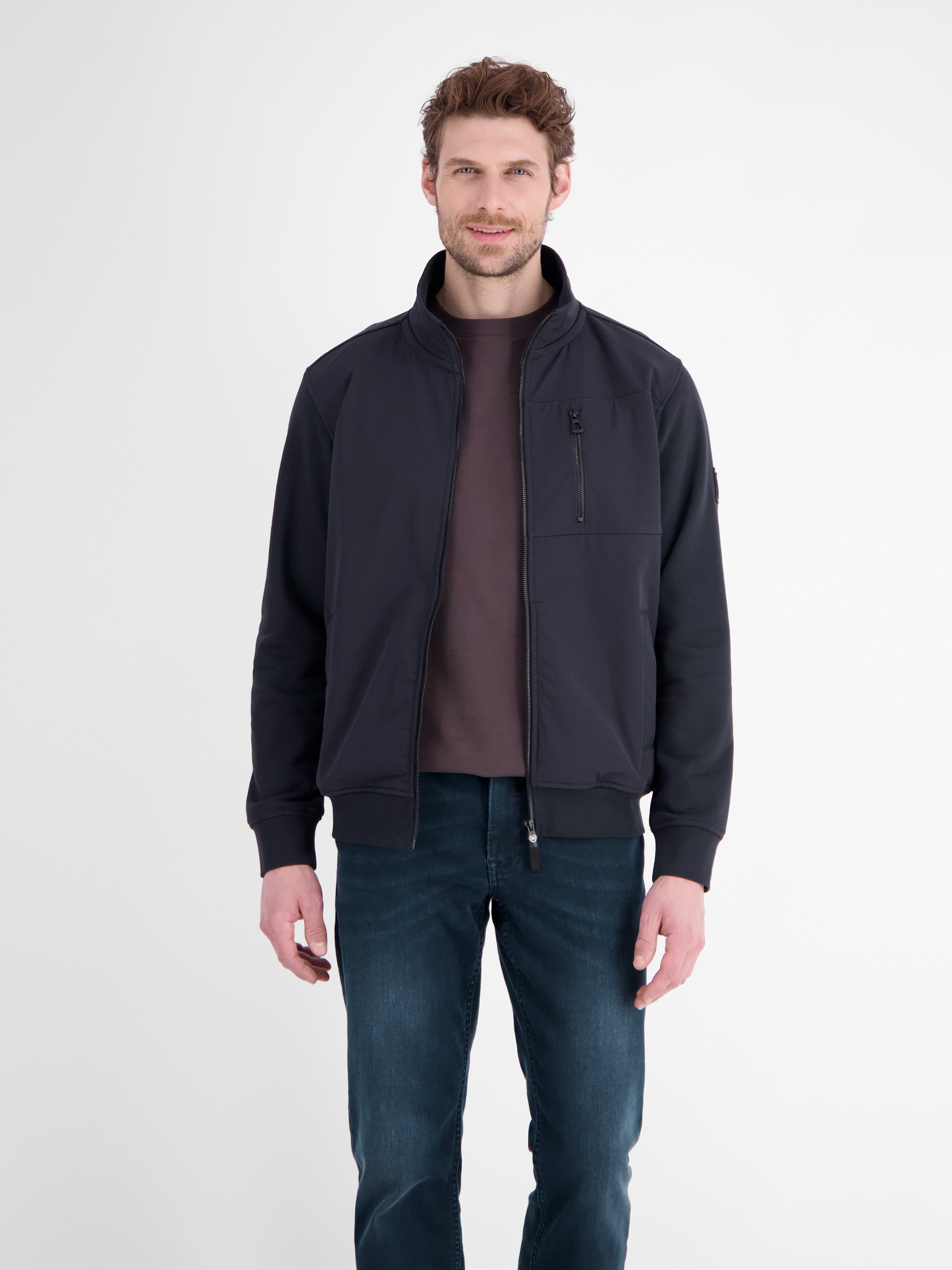 Sporty sweatshirt jacket made of durable cotton blend fabric