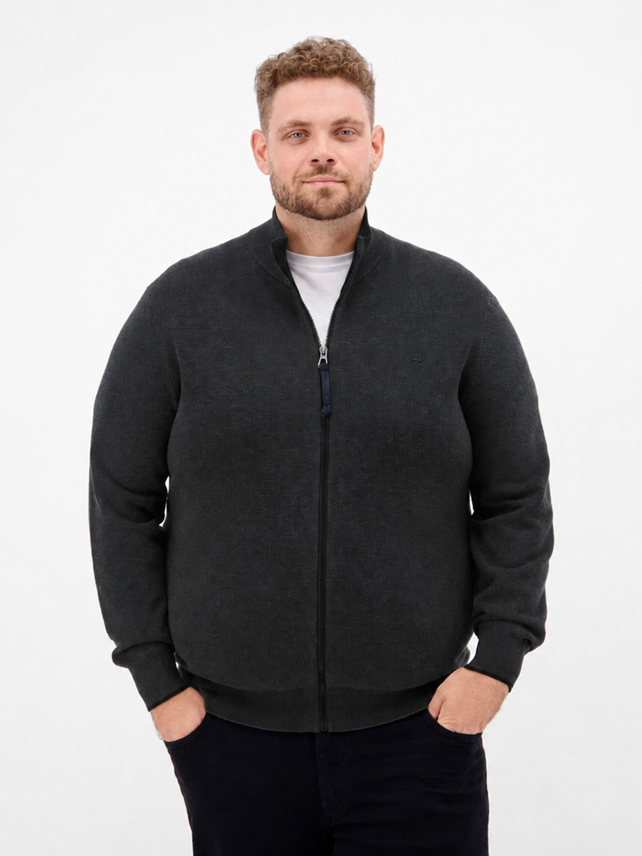 Dezent gestaltete Strickjacke in 2-Tone-Optik, große Größen