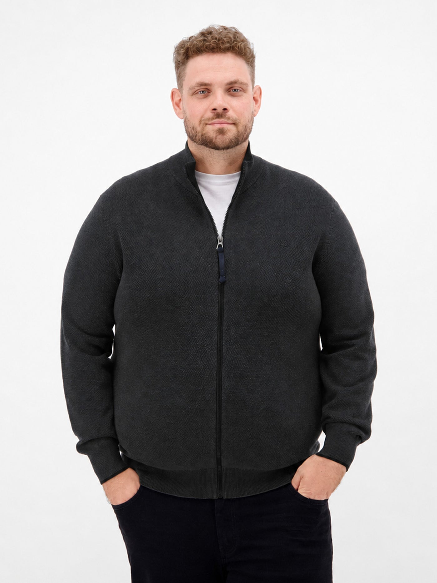 Dezent gestaltete Strickjacke in 2-Tone-Optik, große Größen