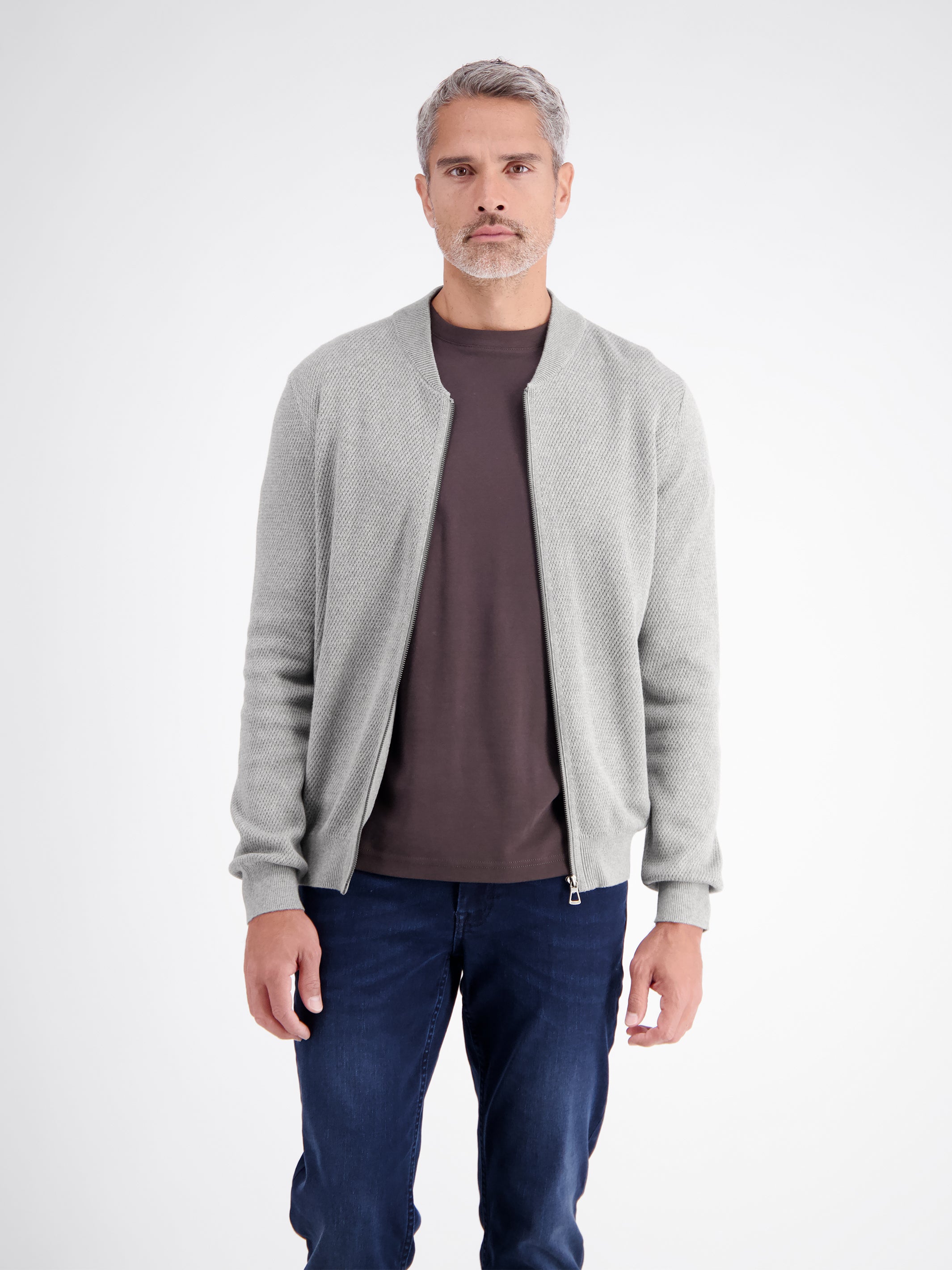 Strickjacke aus Baumwollstrick mit dezent flachem Kragen