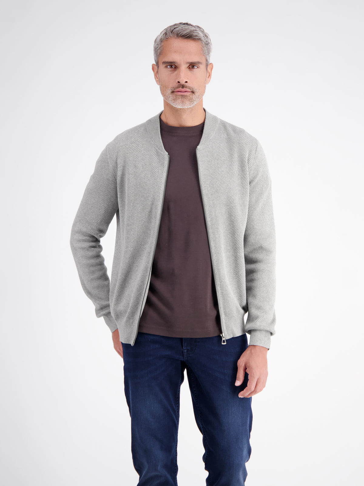 Strickjacke aus Baumwollstrick mit dezent flachem Kragen