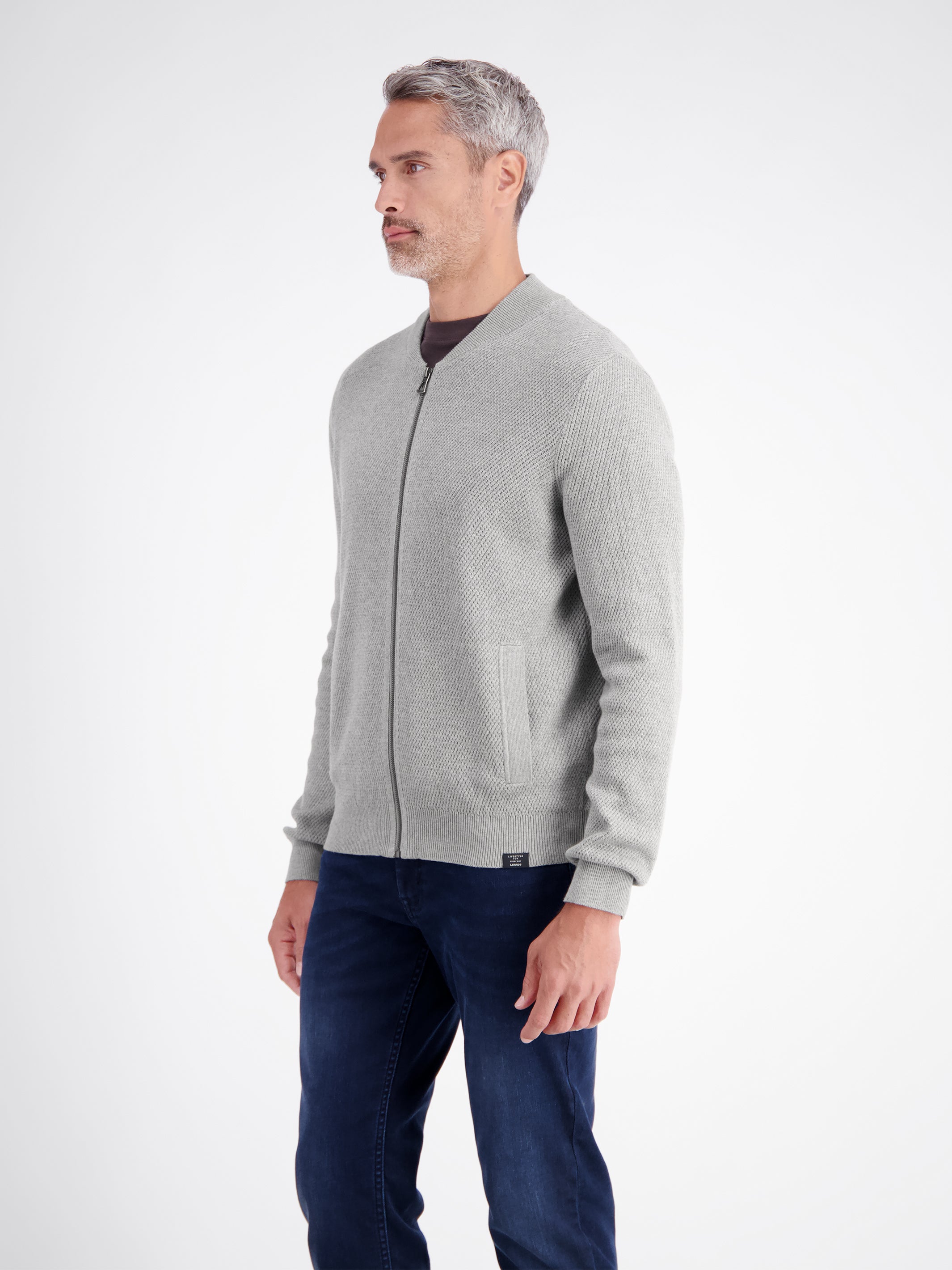 Strickjacke aus Baumwollstrick mit dezent flachem Kragen