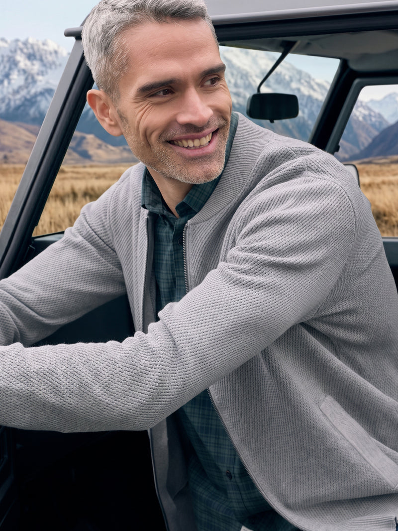 Strickjacke aus Baumwollstrick mit dezent flachem Kragen