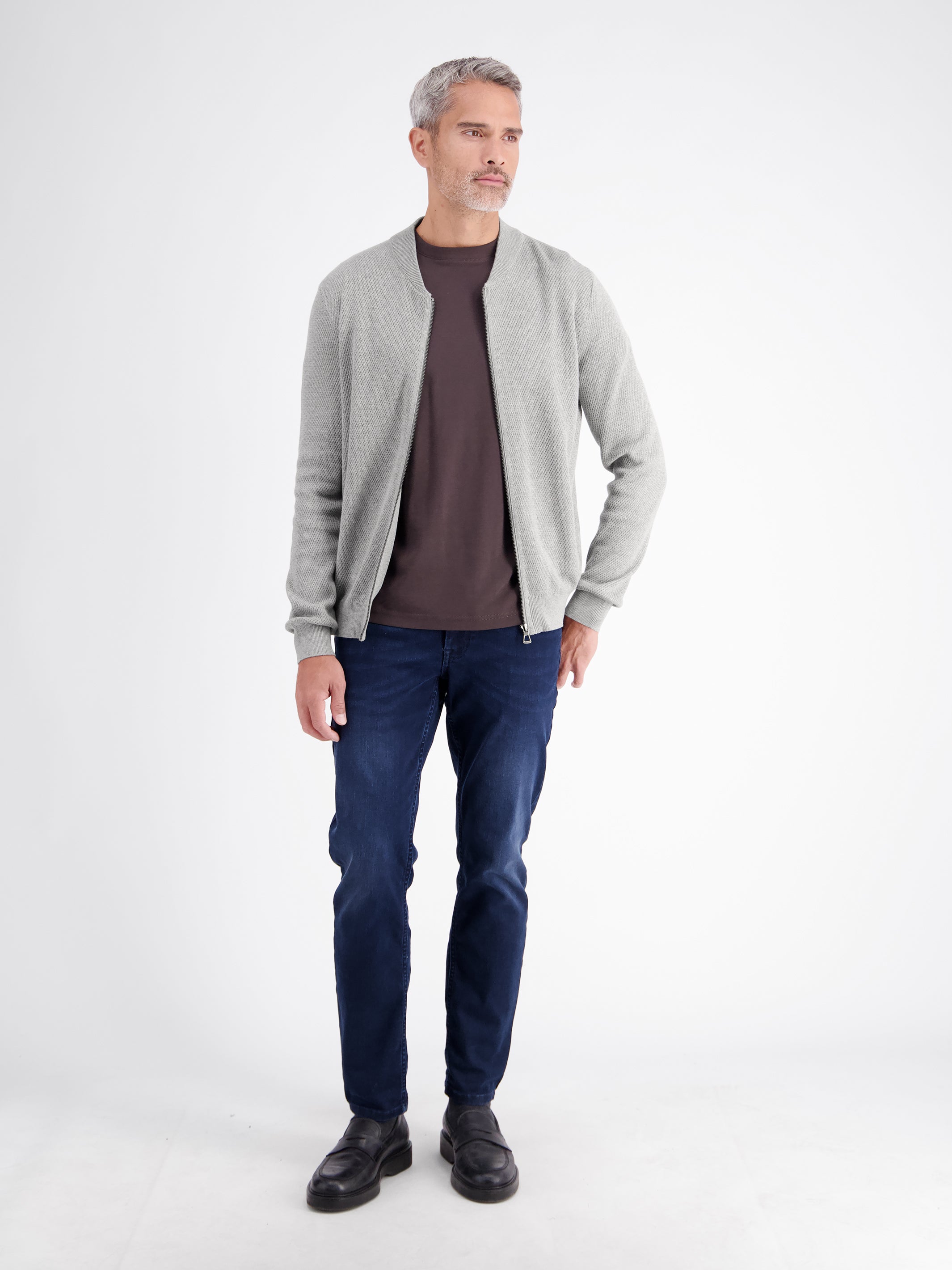 Strickjacke aus Baumwollstrick mit dezent flachem Kragen