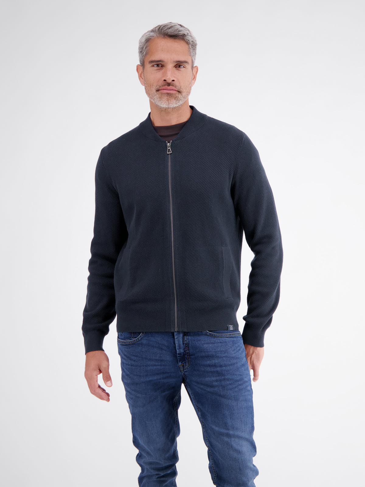 Strickjacke aus Baumwollstrick mit dezent flachem Kragen