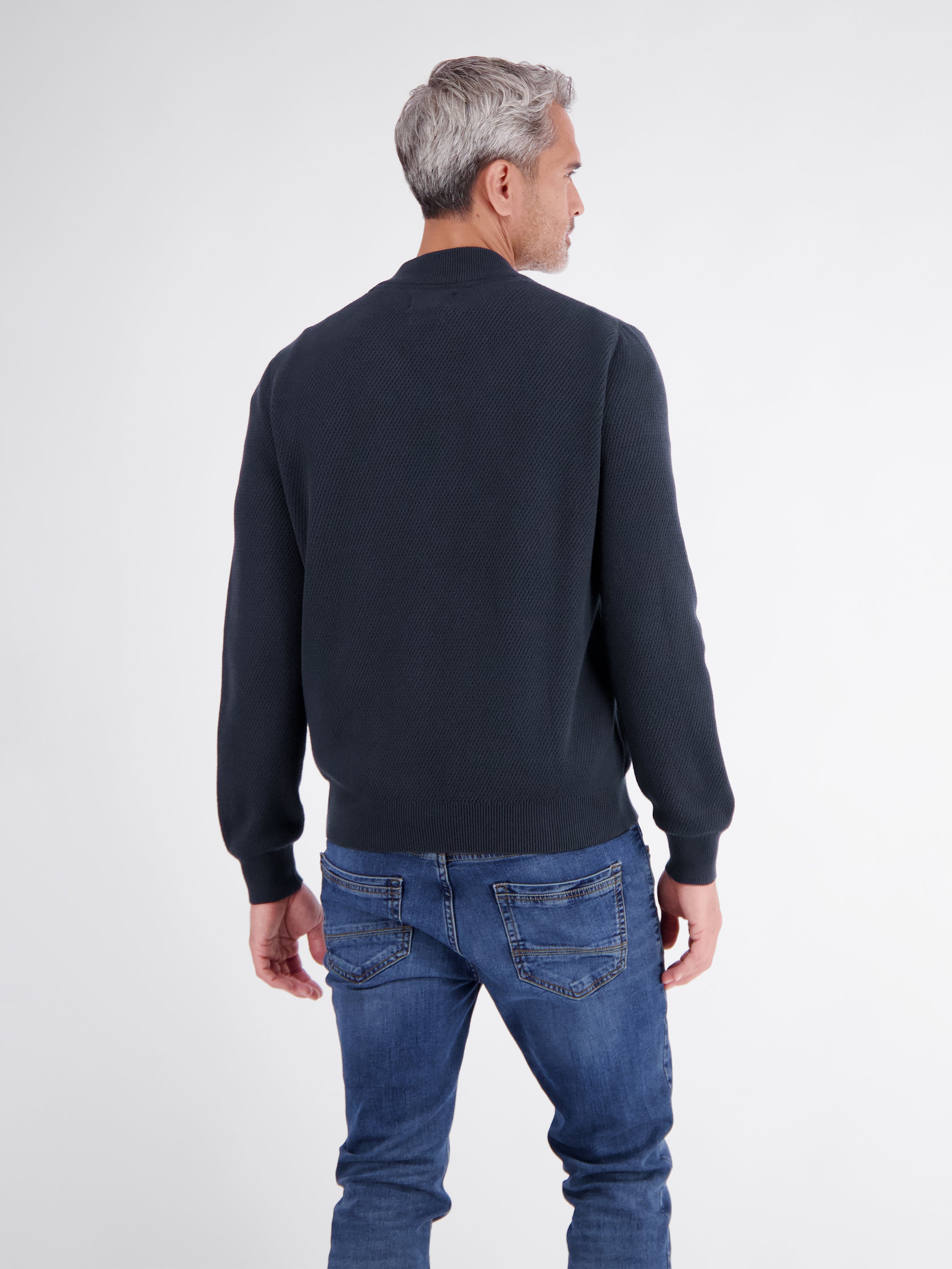 Strickjacke aus Baumwollstrick mit dezent flachem Kragen