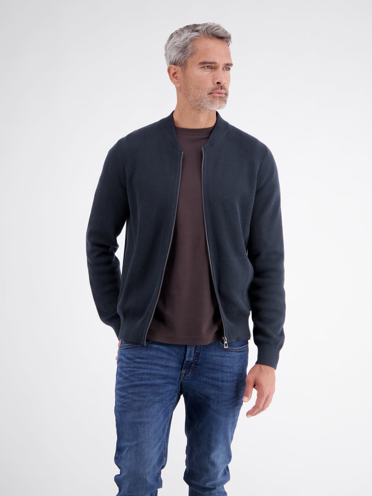 Strickjacke aus Baumwollstrick mit dezent flachem Kragen