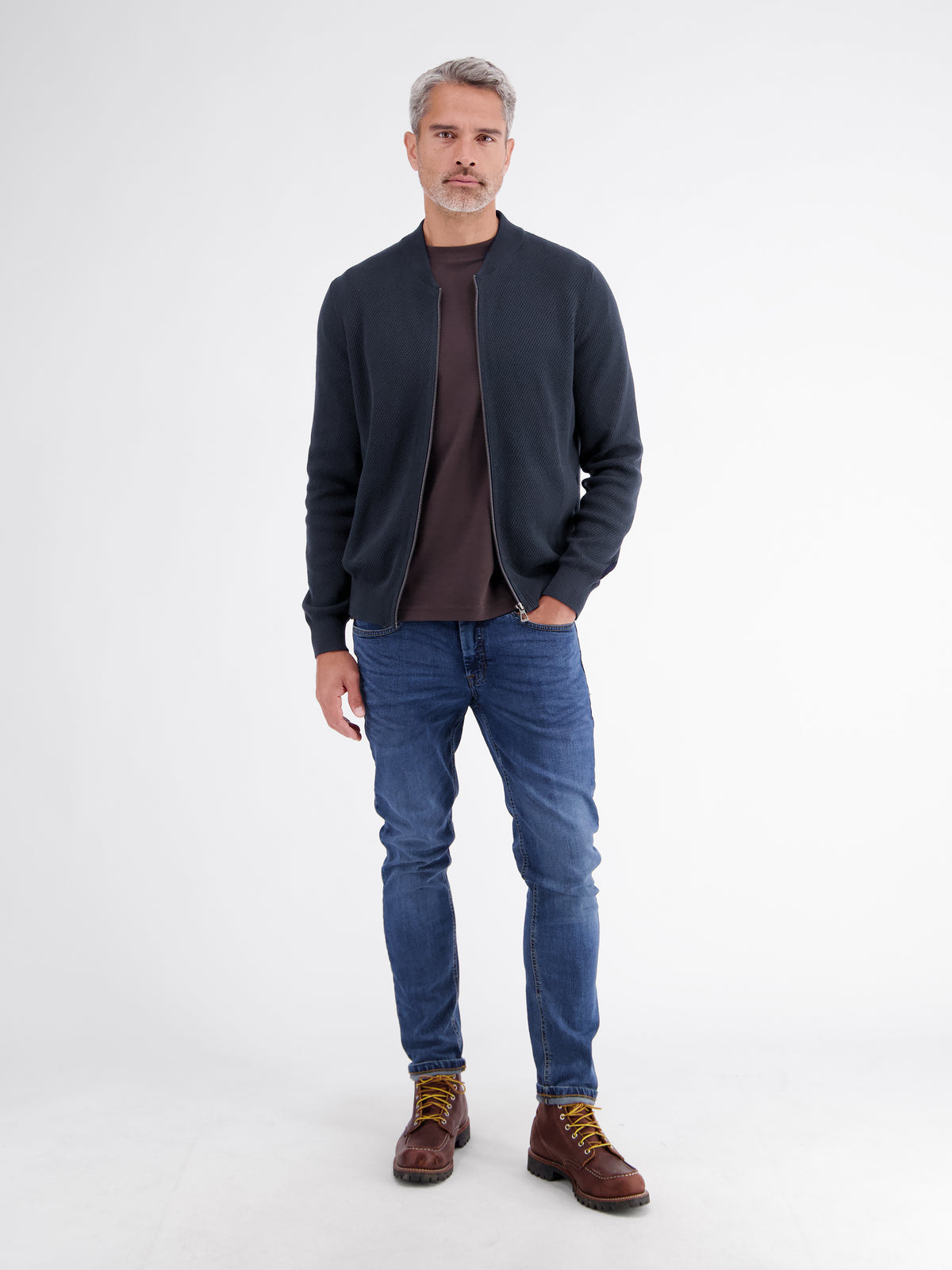 Strickjacke aus Baumwollstrick mit dezent flachem Kragen