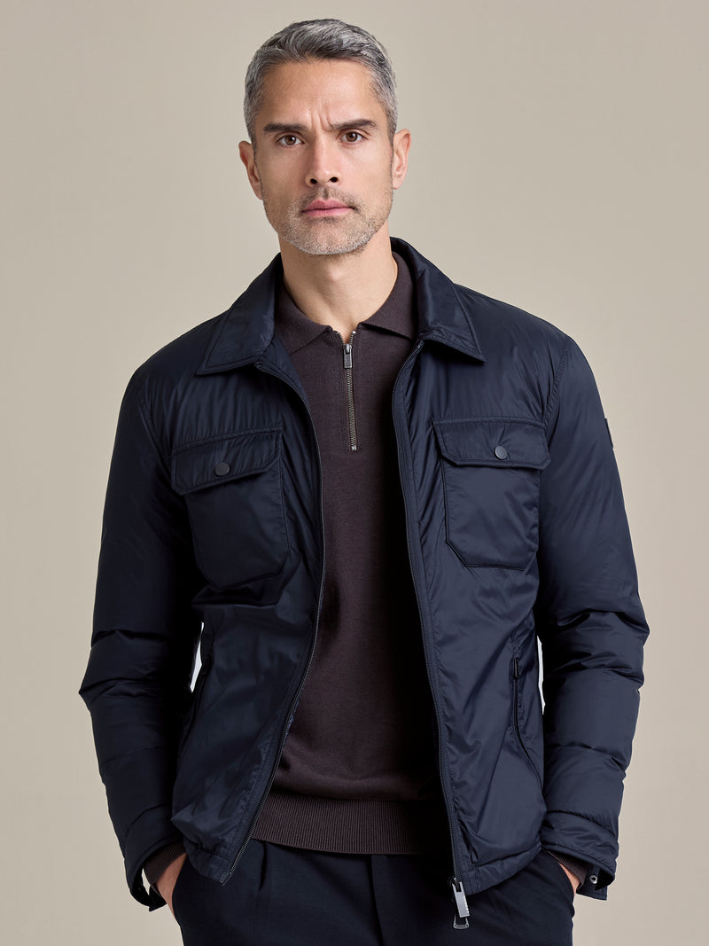 Lichte en sportieve jas in tijdloze blousonstijl
