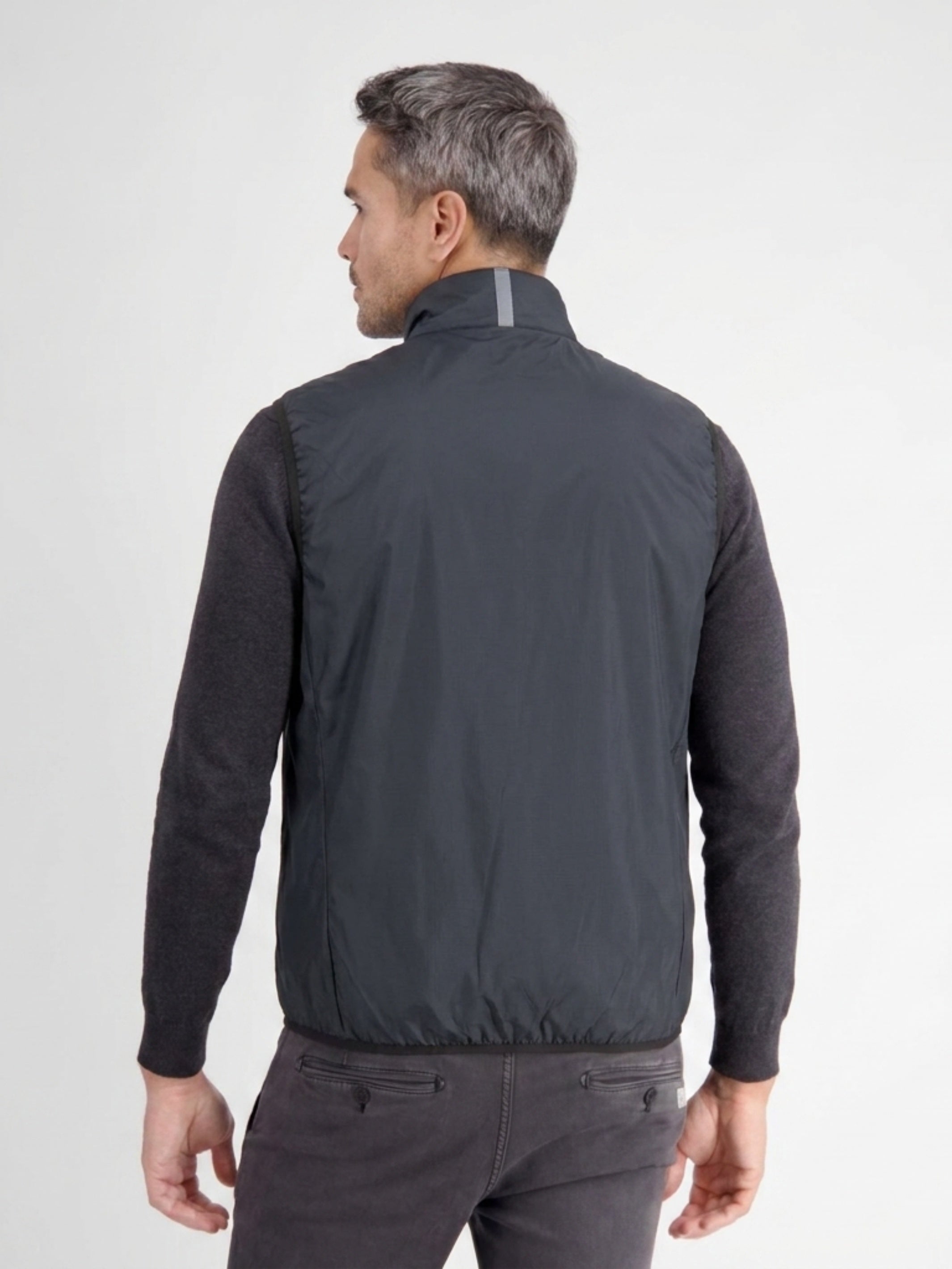Lightweight sporty vest with zip pockets