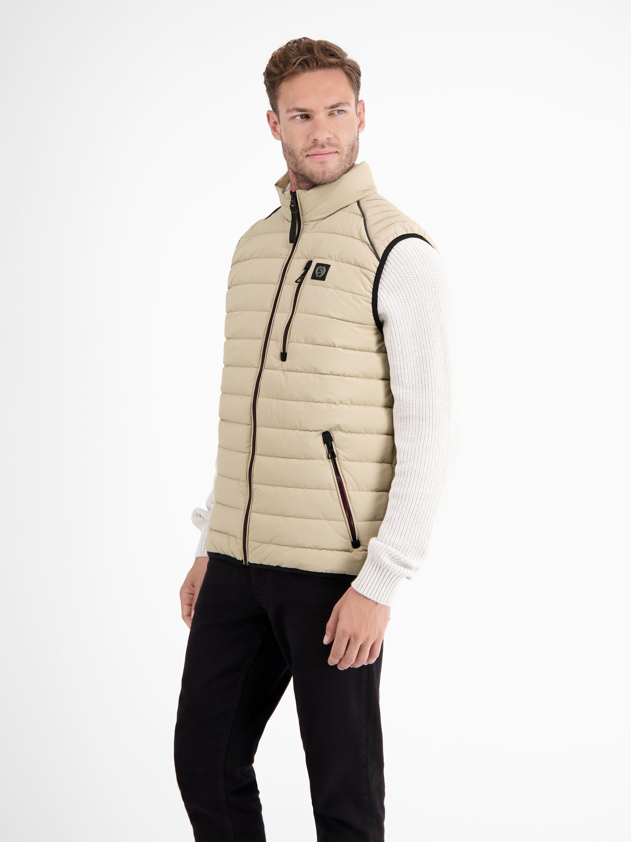 Sportieve doorgestikte bodywarmer met hoge kraag en ritszakken