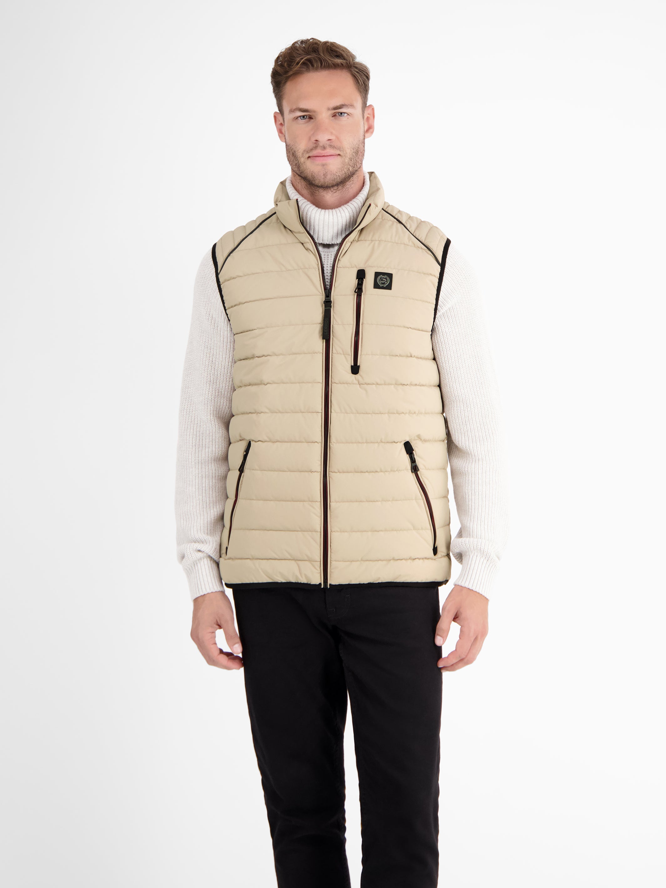 Sportieve doorgestikte bodywarmer met hoge kraag en ritszakken