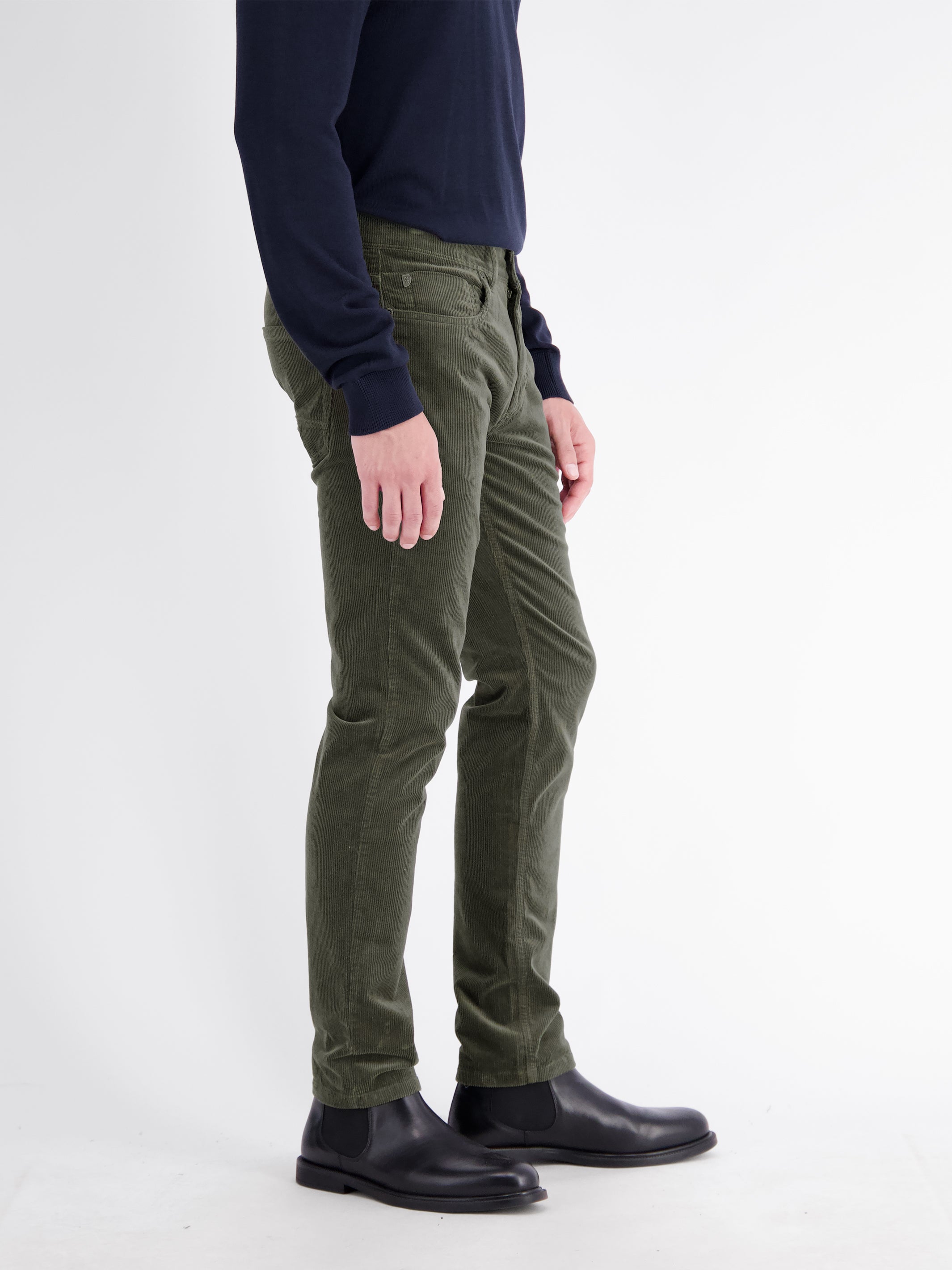 Casual and comfortable corduroy trousers in Baxter style