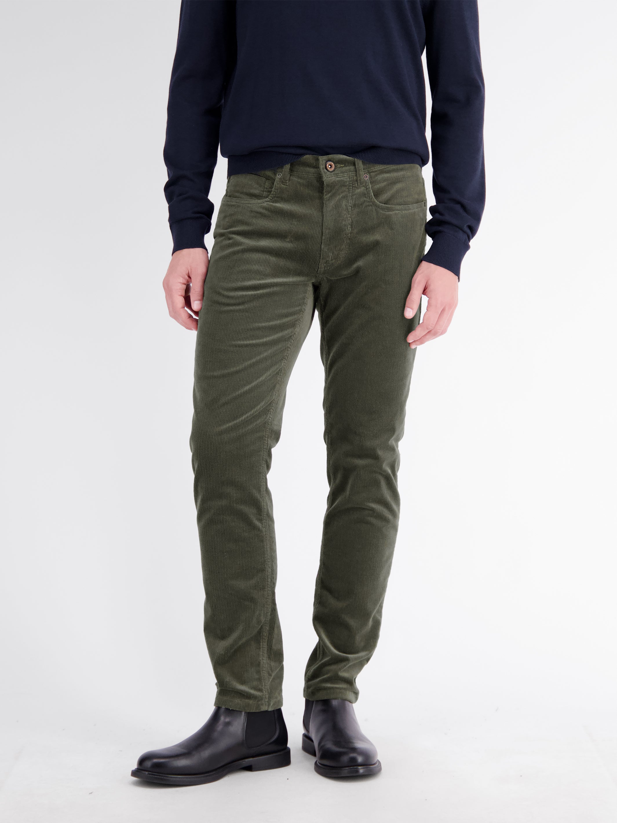 Casual and comfortable corduroy trousers in Baxter style