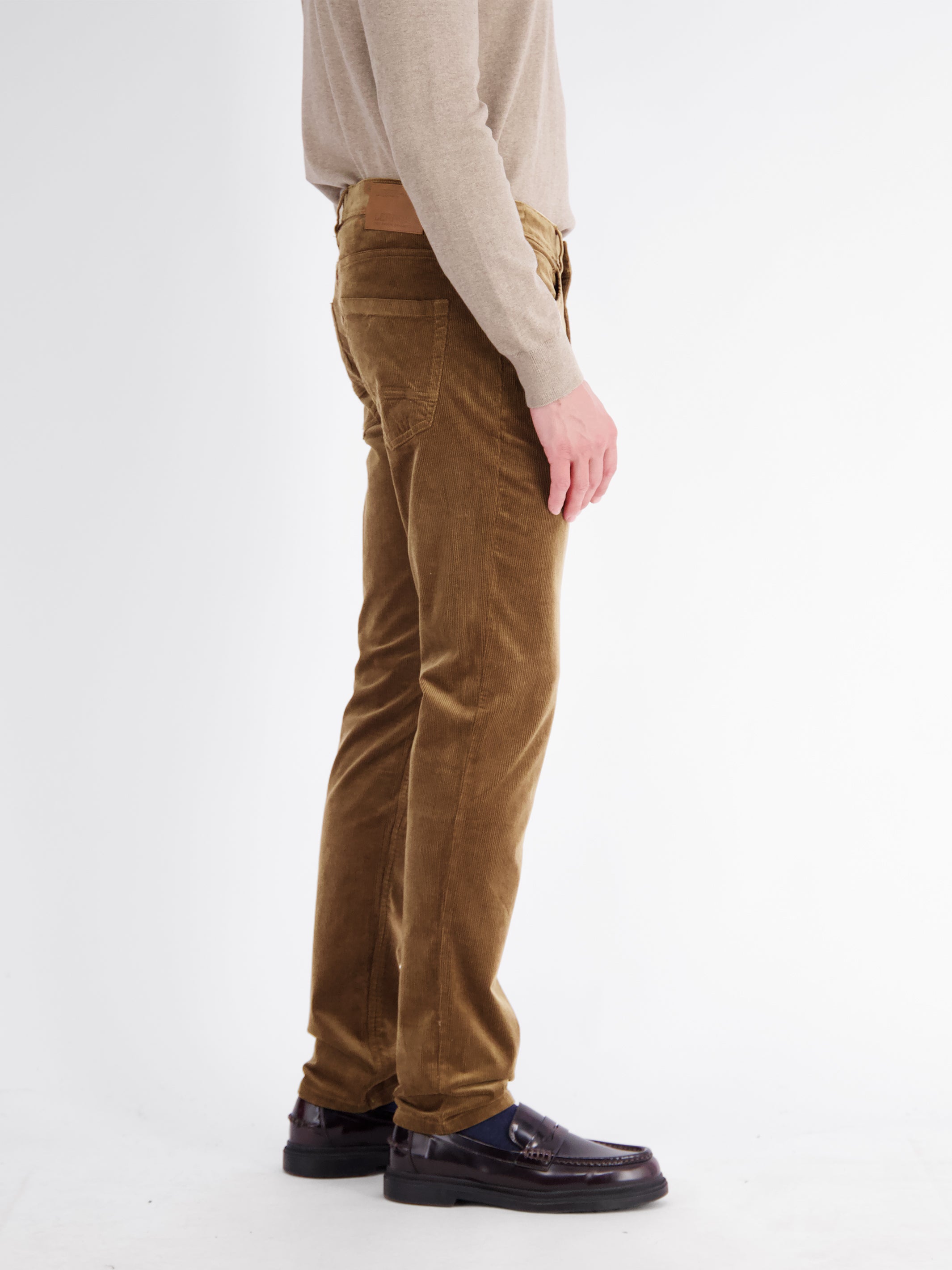 Casual and comfortable corduroy trousers in Baxter style