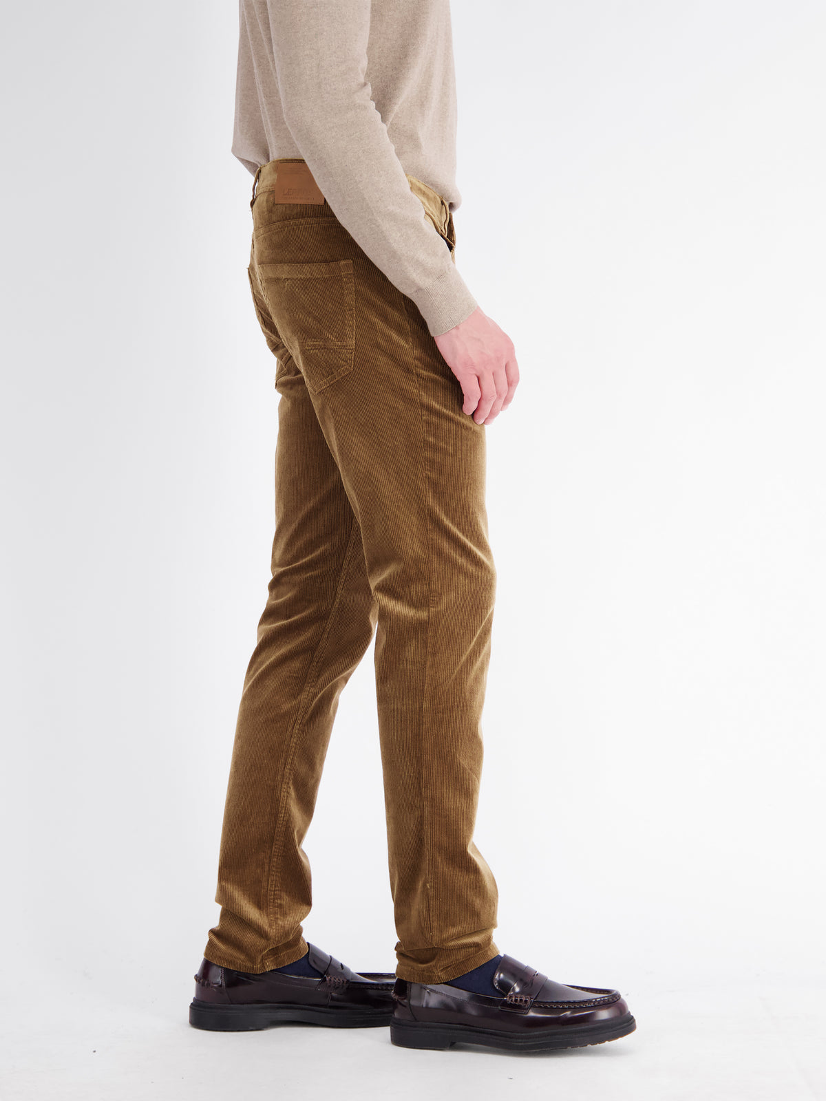 Casual and comfortable corduroy trousers in Baxter style