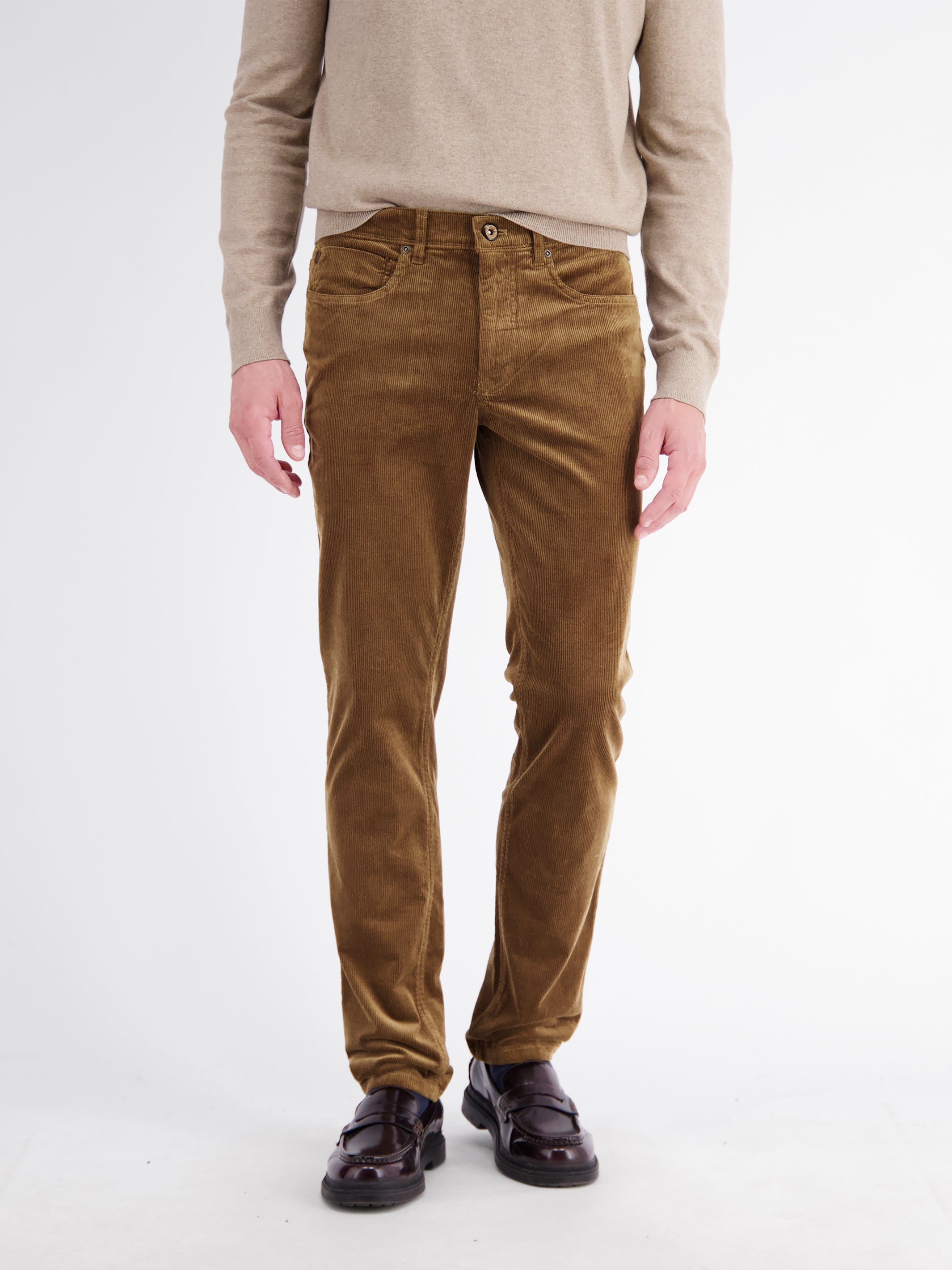 Casual and comfortable corduroy trousers in Baxter style