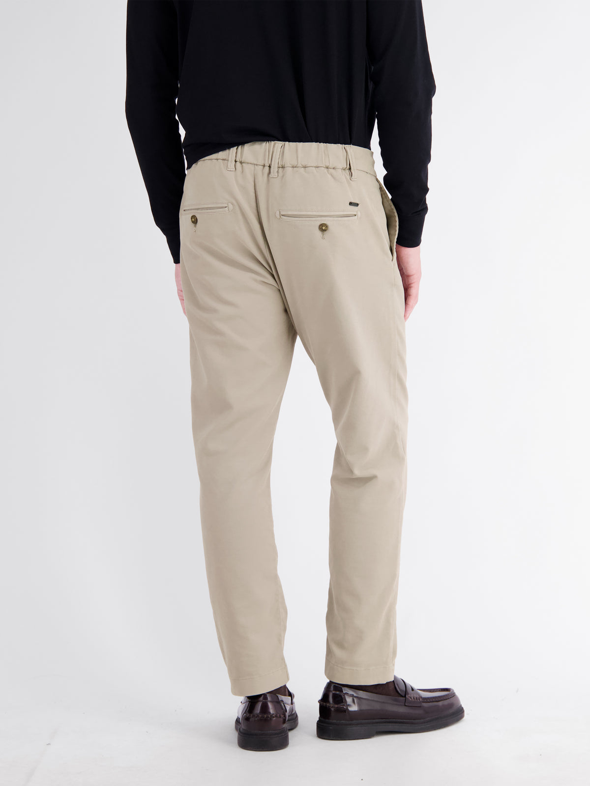 Casual chinos made from shape-retaining fabric with a drawstring waist