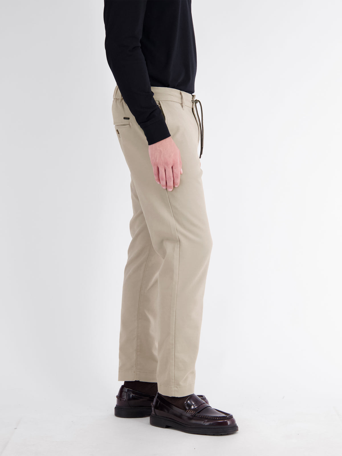 Casual chinos made from shape-retaining fabric with a drawstring waist