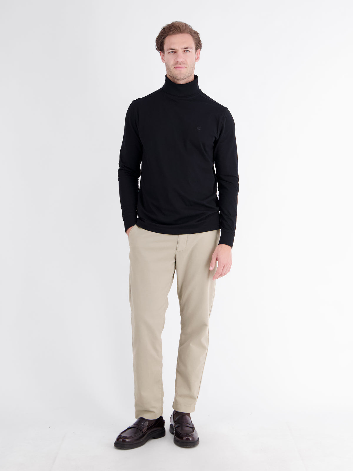 Casual chinos made from shape-retaining fabric with a drawstring waist