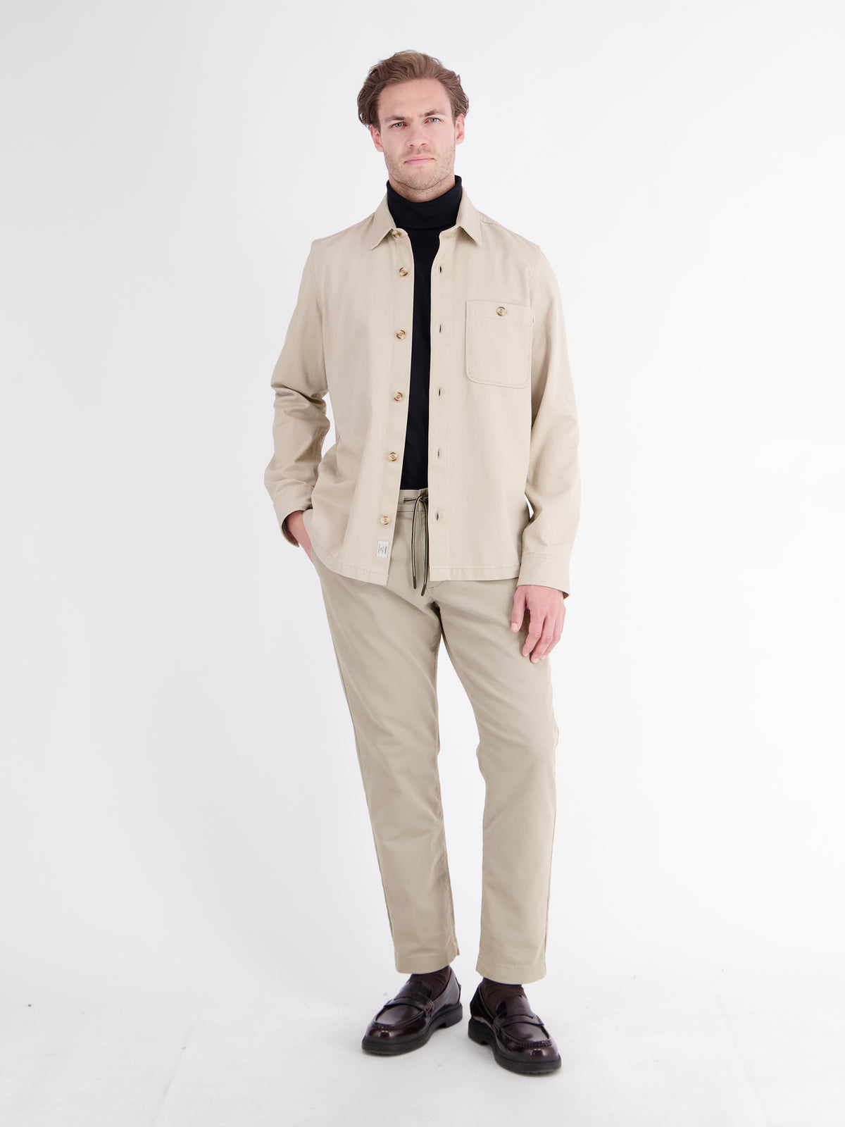 Casual chinos made from shape-retaining fabric with a drawstring waist