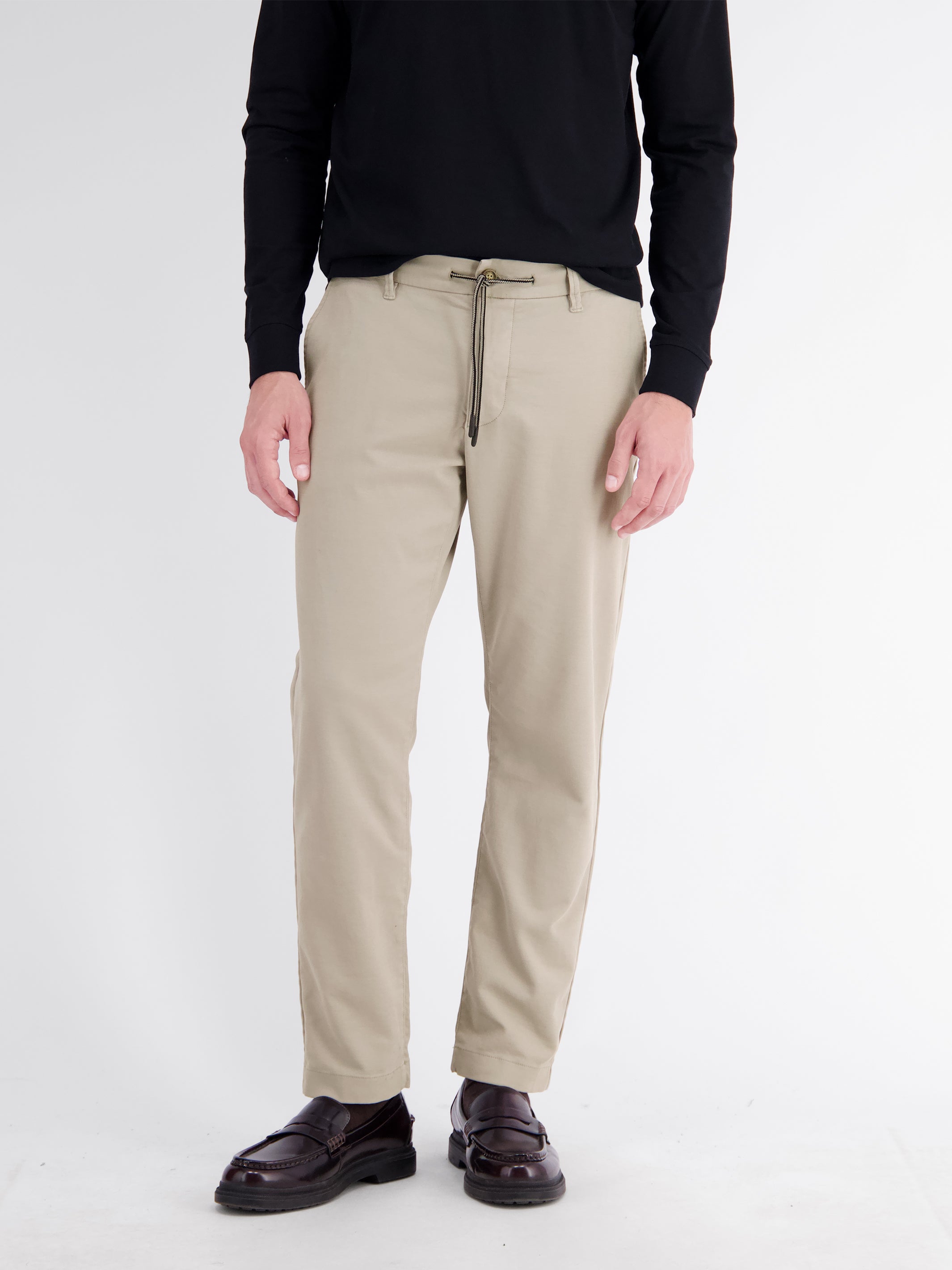 Casual chinos made from shape-retaining fabric with a drawstring waist