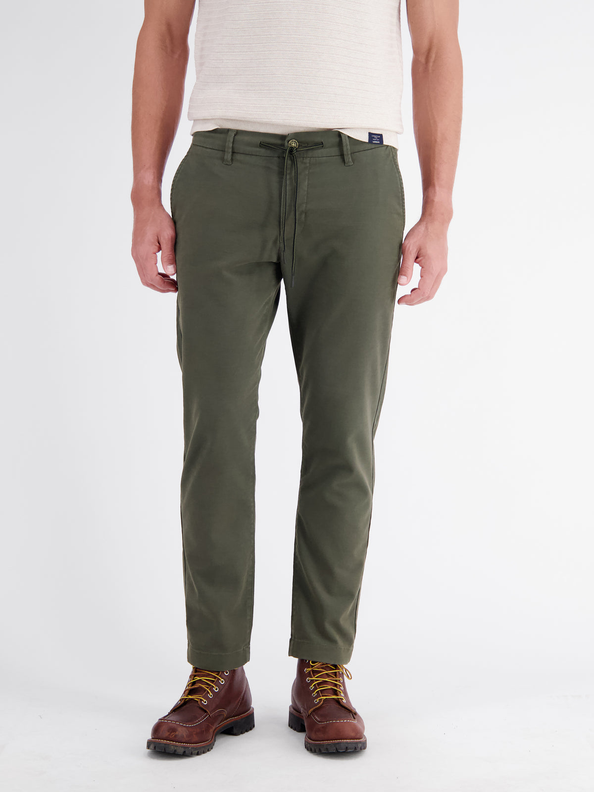 Casual chinos made from shape-retaining fabric with a drawstring waist