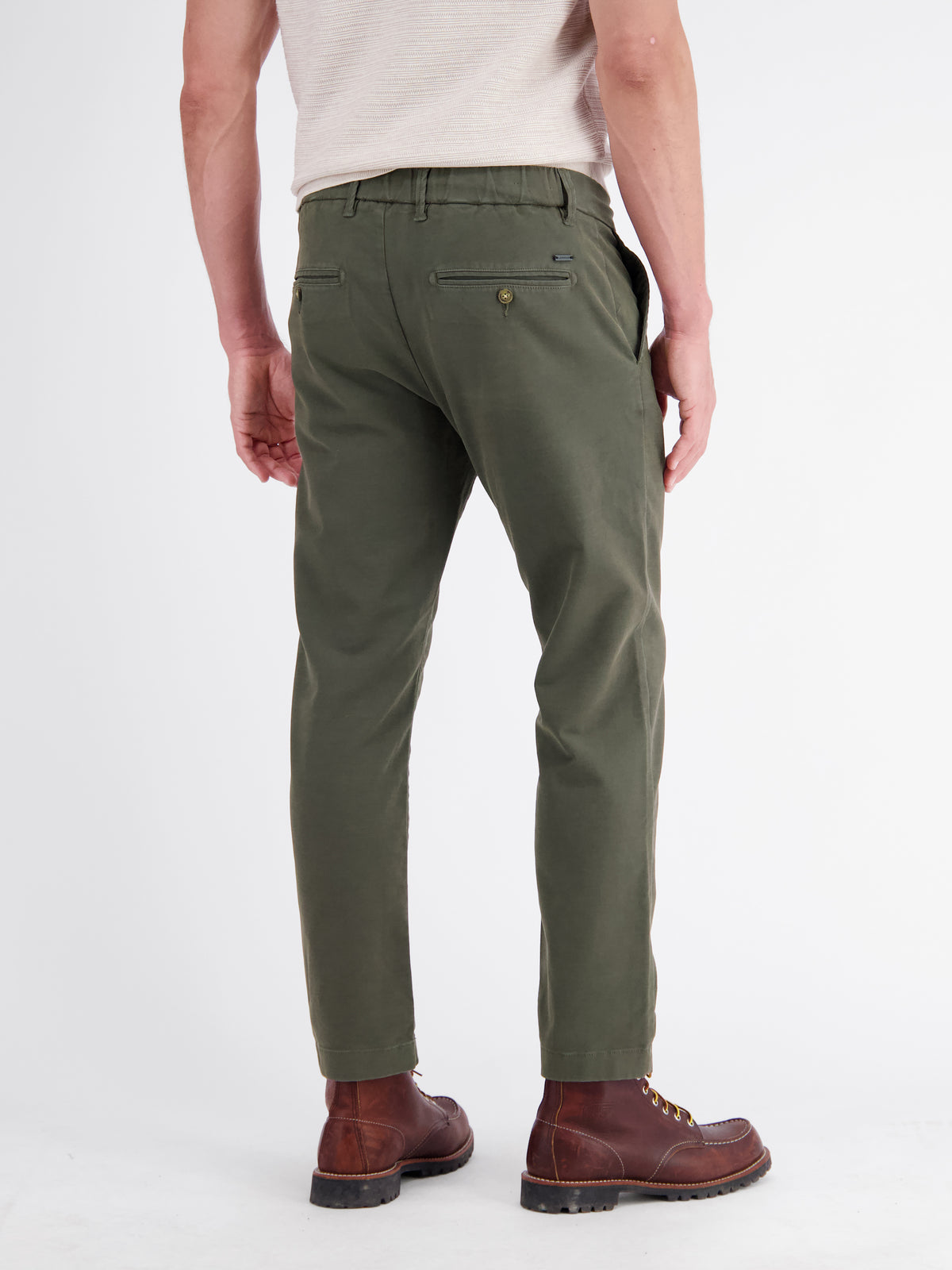 Casual chinos made from shape-retaining fabric with a drawstring waist