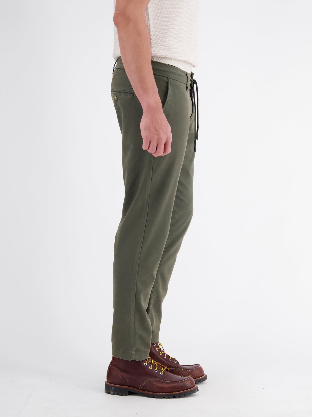 Casual chinos made from shape-retaining fabric with a drawstring waist