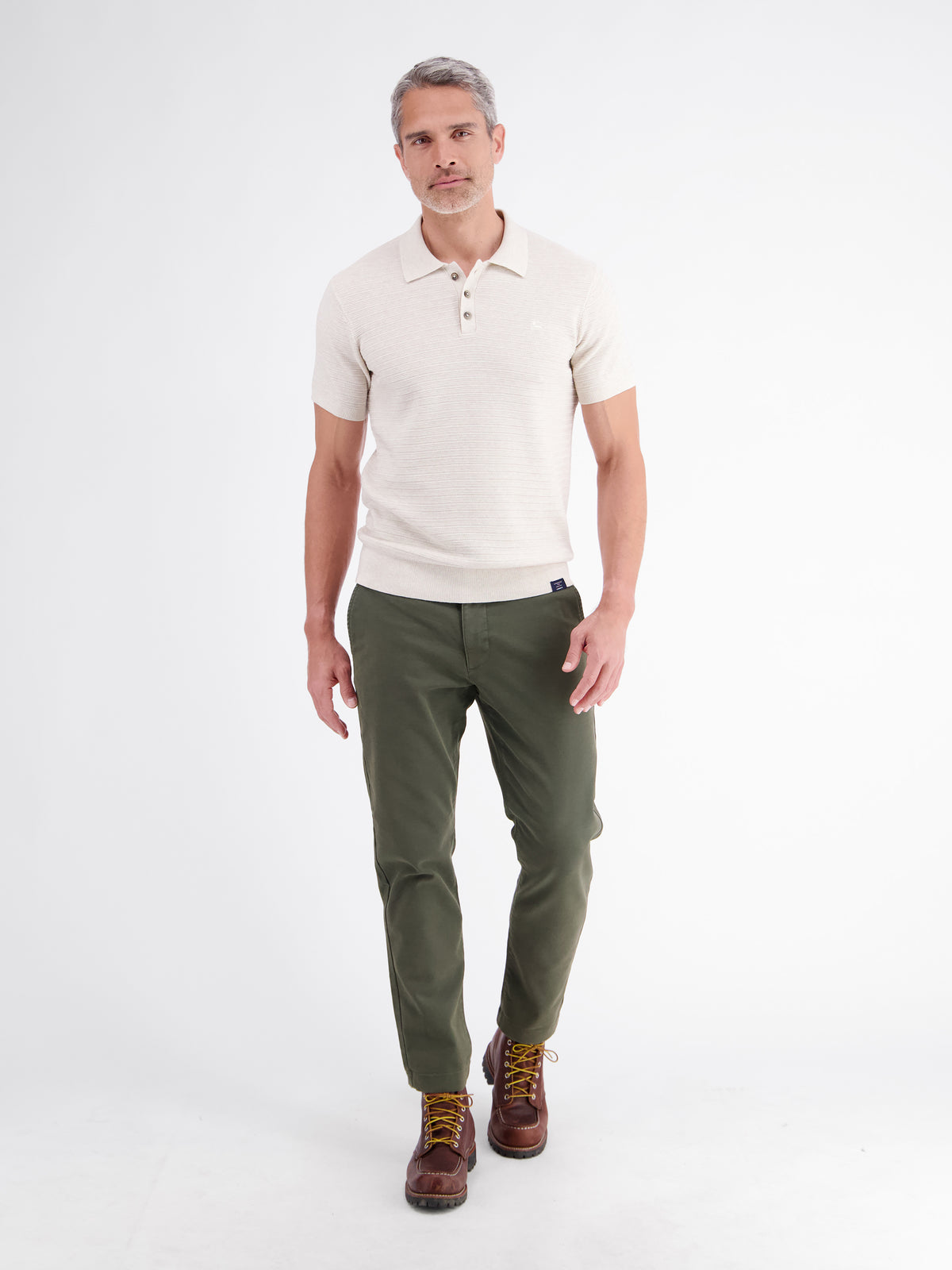 Casual chinos made from shape-retaining fabric with a drawstring waist