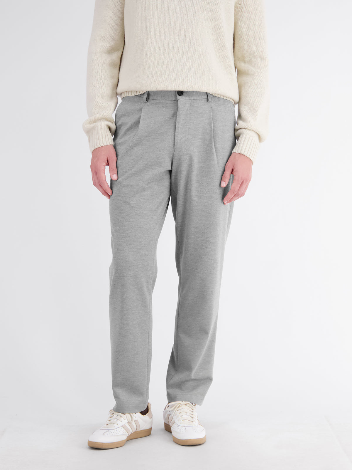 Solid-colored chino with flexible jersey blend waistband