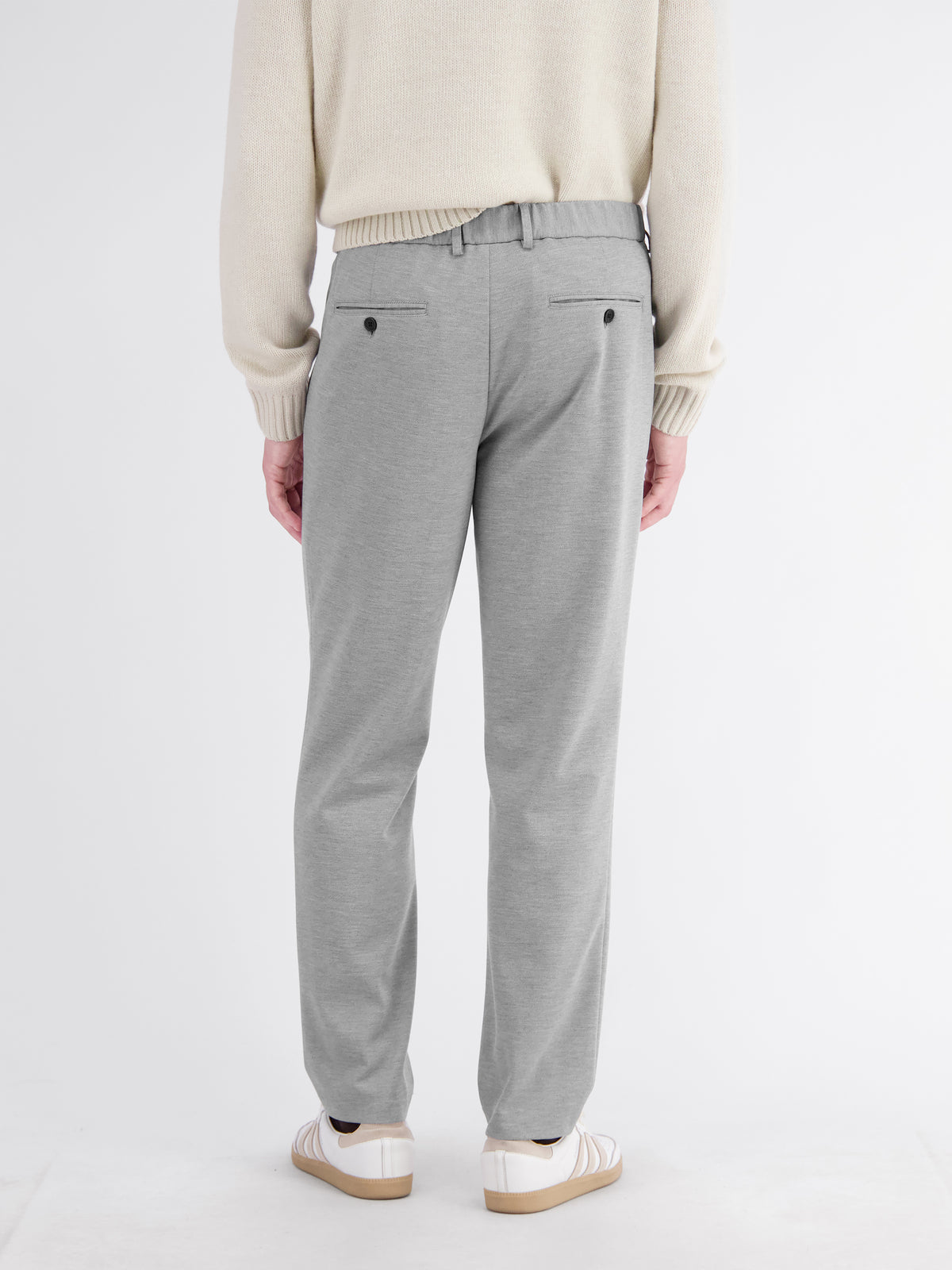 Solid-colored chino with flexible jersey blend waistband