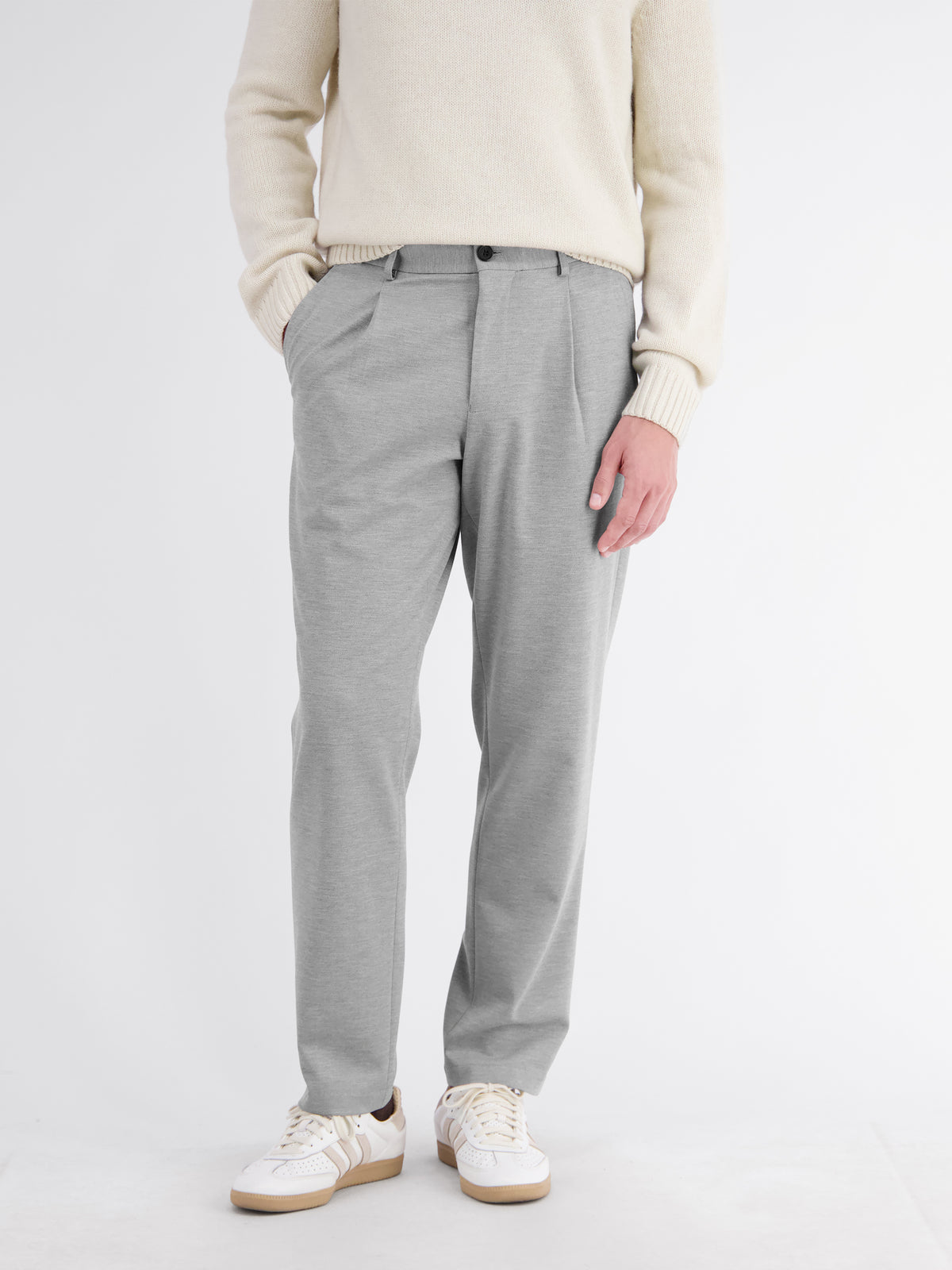 Solid-colored chino with flexible jersey blend waistband