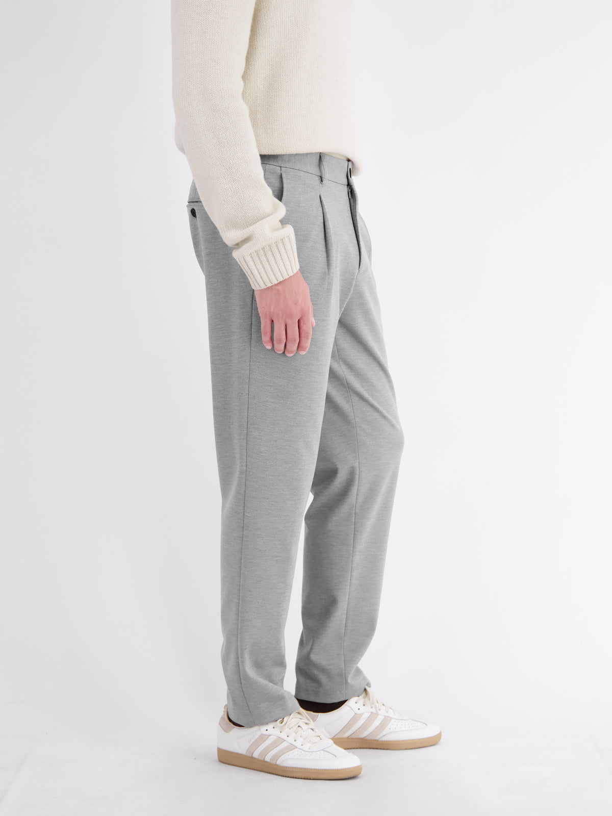 Solid-colored chino with flexible jersey blend waistband