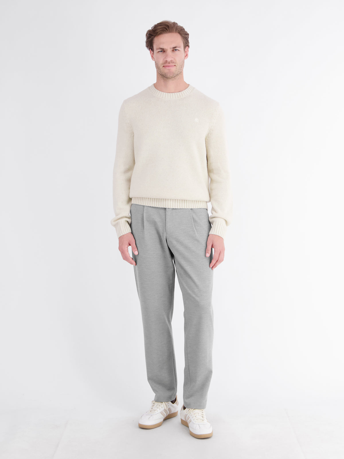 Solid-colored chino with flexible jersey blend waistband