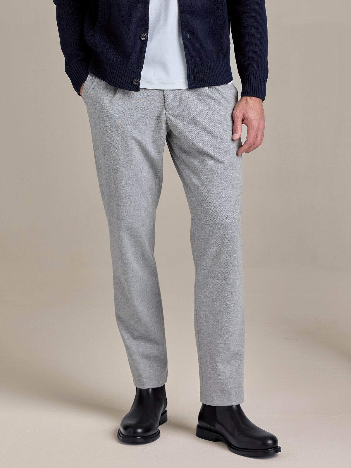 Solid-colored chino with flexible jersey blend waistband