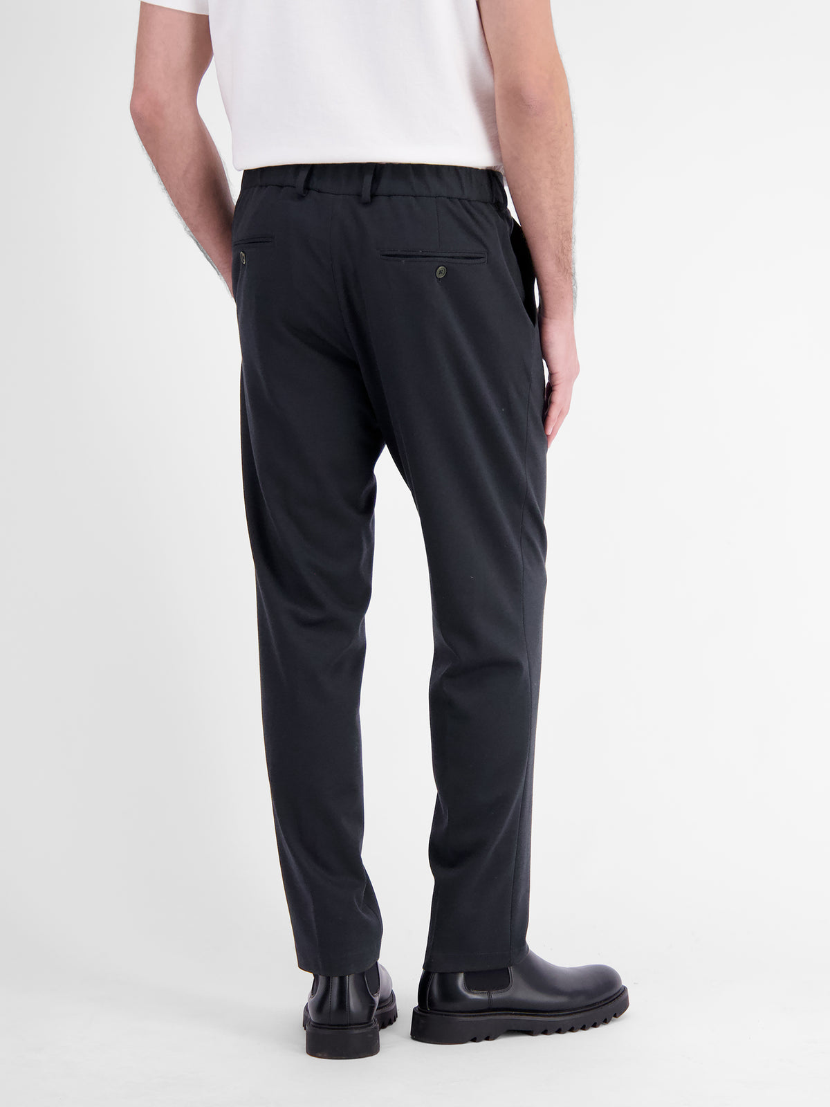 Solid-colored chino with flexible jersey blend waistband