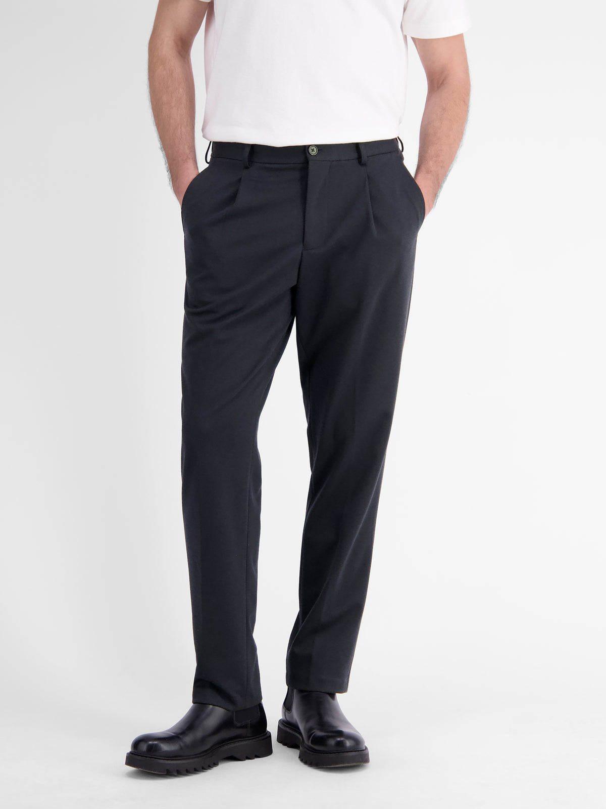 Solid-colored chino with flexible jersey blend waistband