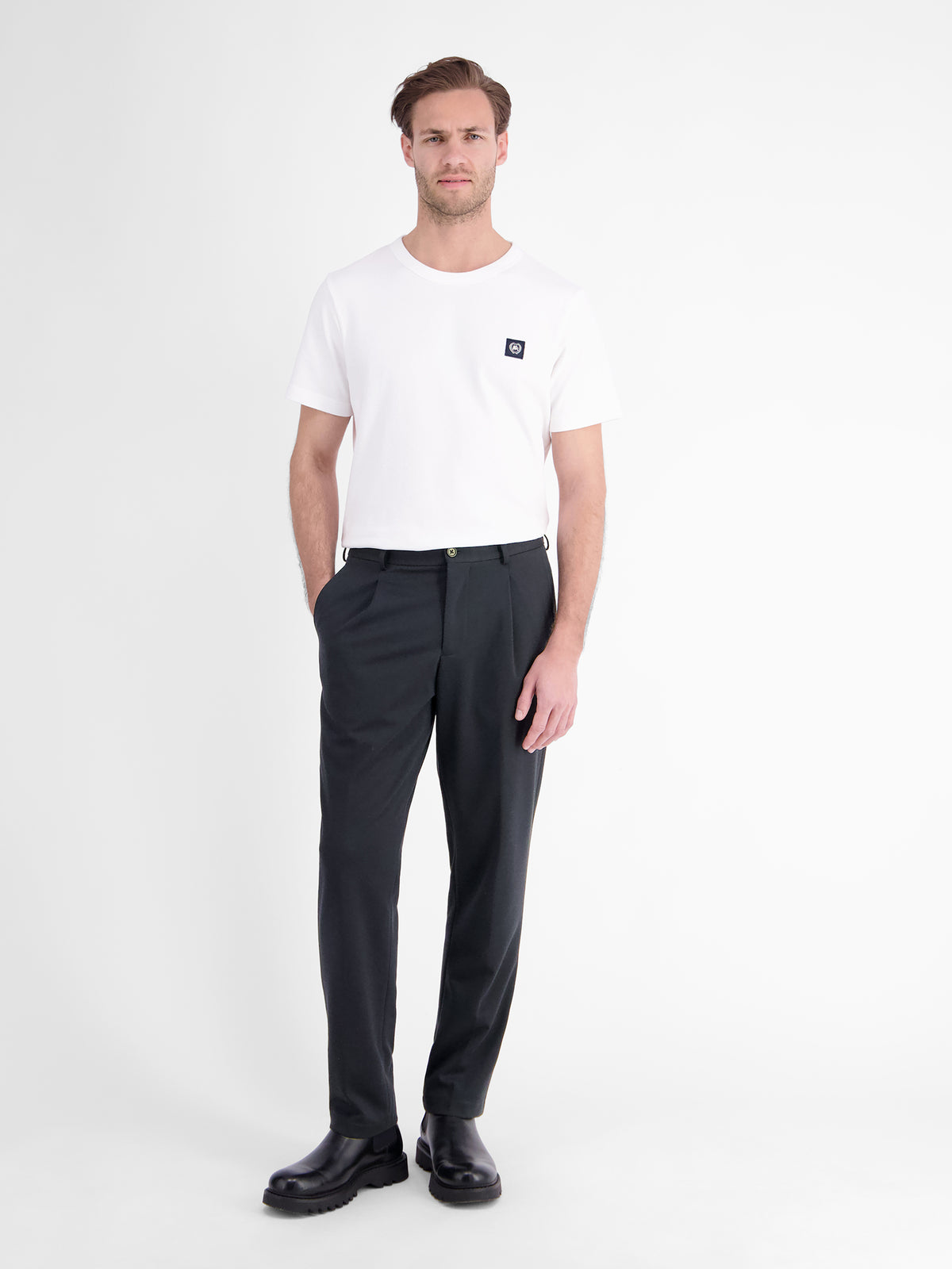 Solid-colored chino with flexible jersey blend waistband