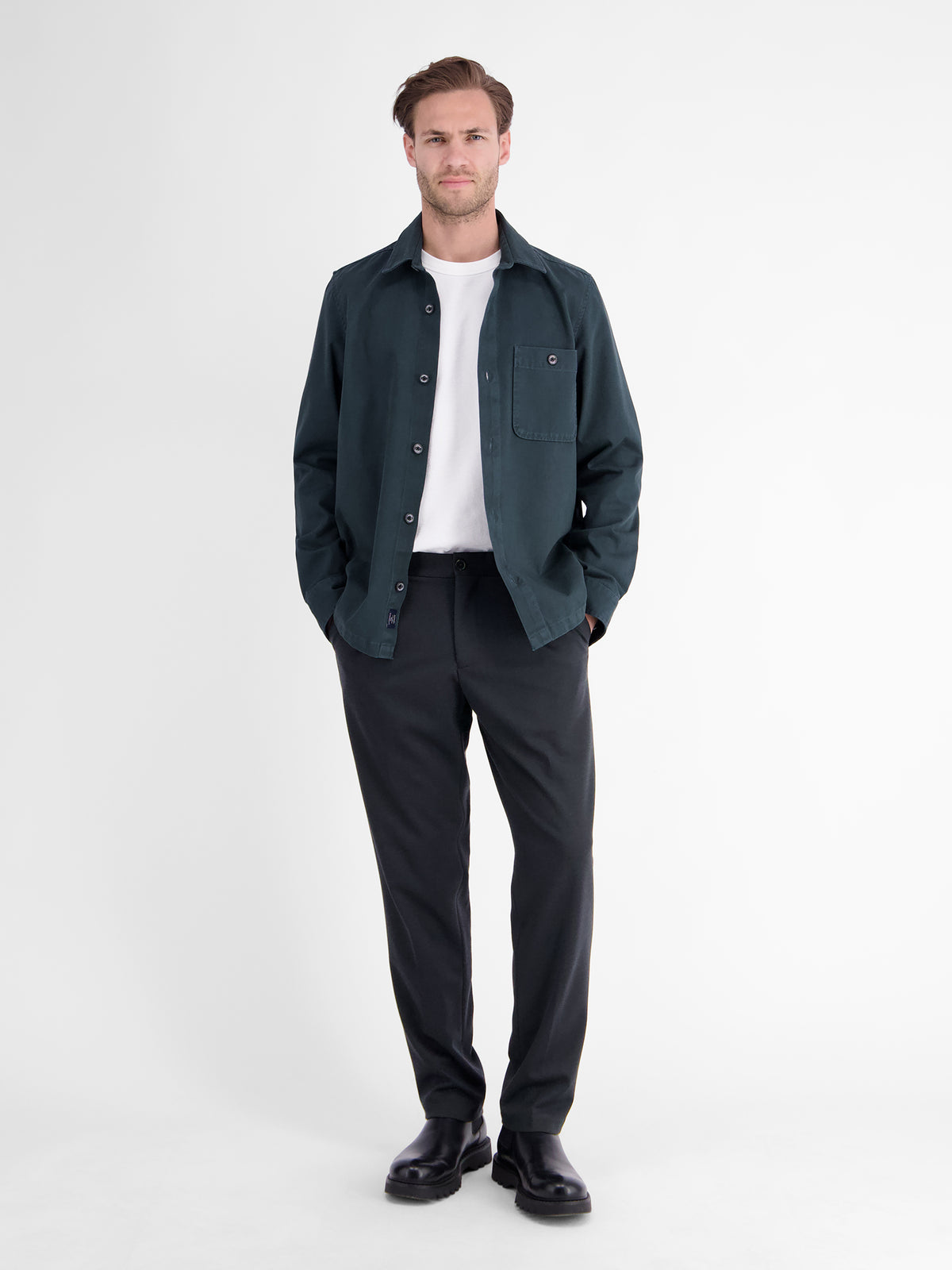 Solid-colored chino with flexible jersey blend waistband