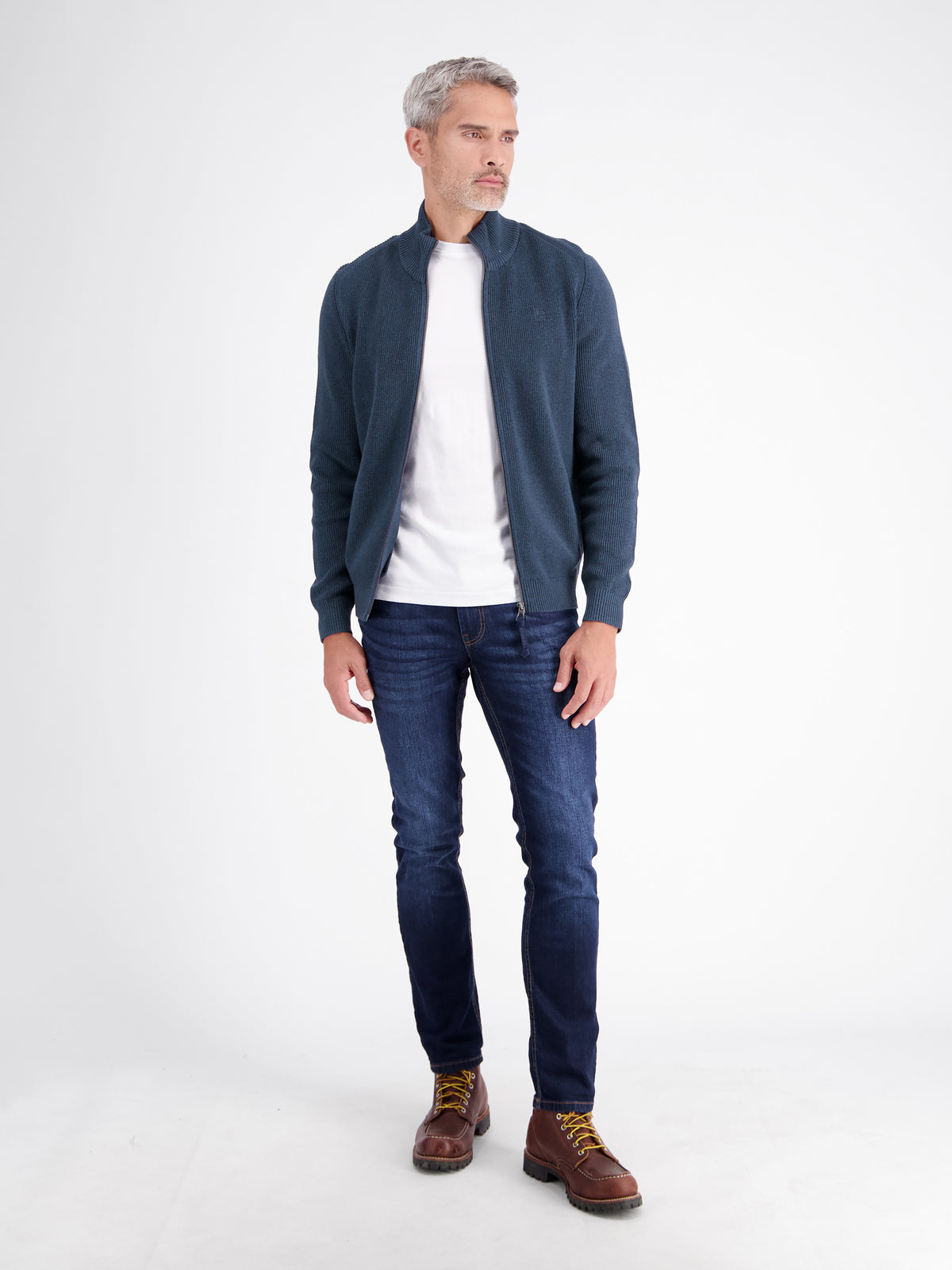 Strickjacke mit Frontreißverschluss und Stehkragen
